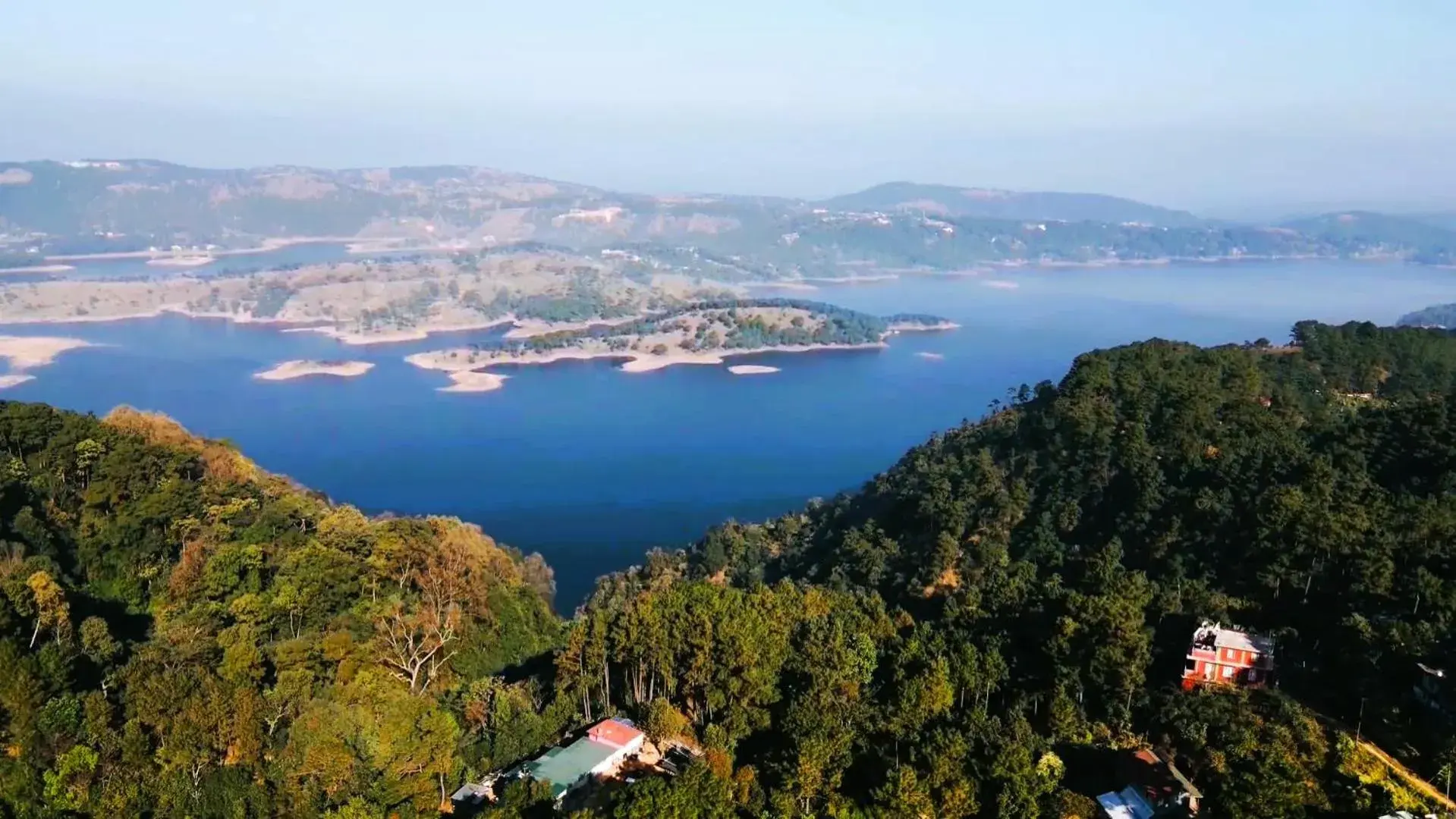 Property building in ROYALTY GLOBAL HOMESTAY Property building in ROYALTY GLOBAL HOMESTAY