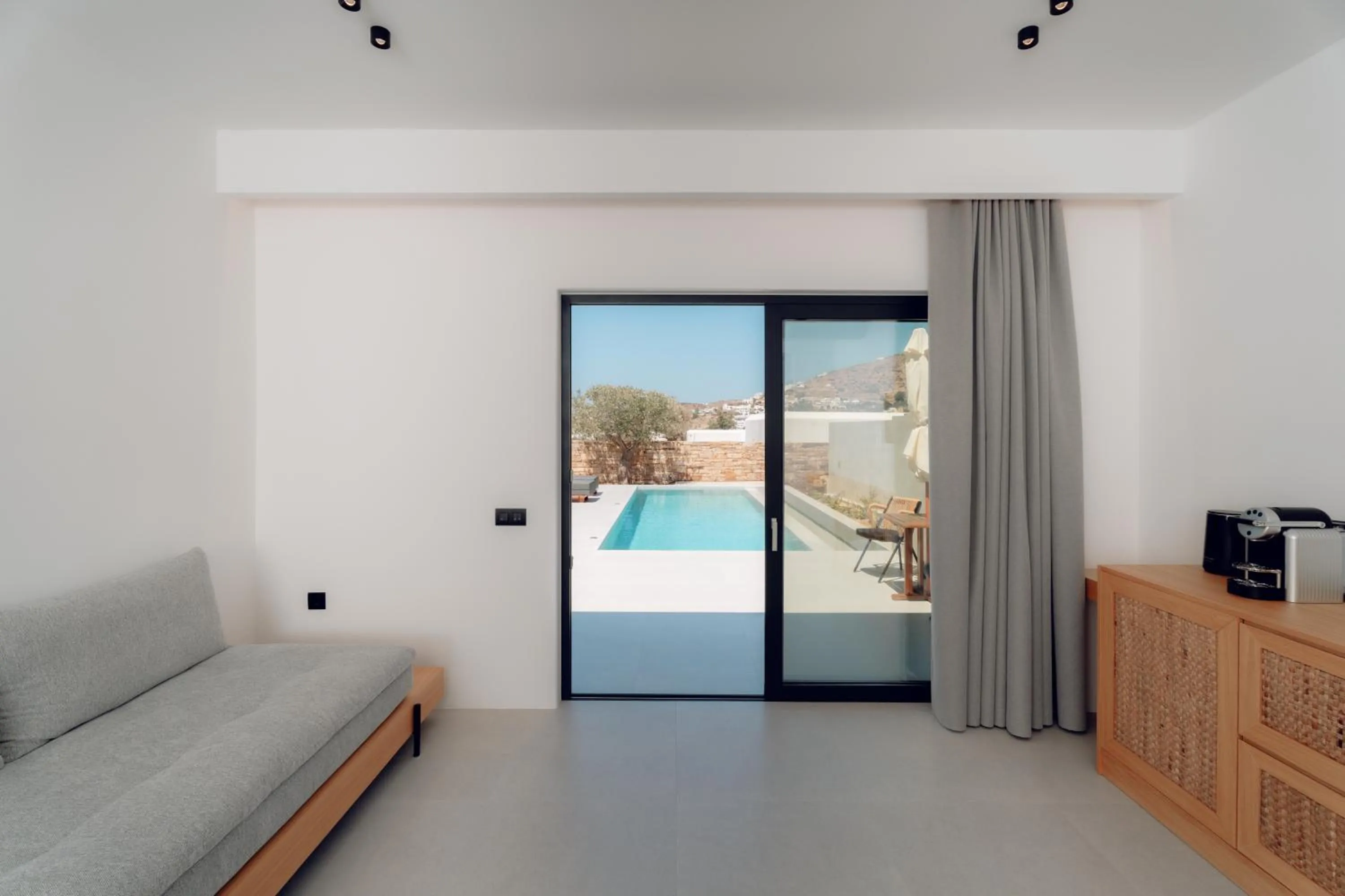 Living room, Bed in Ios Bliss