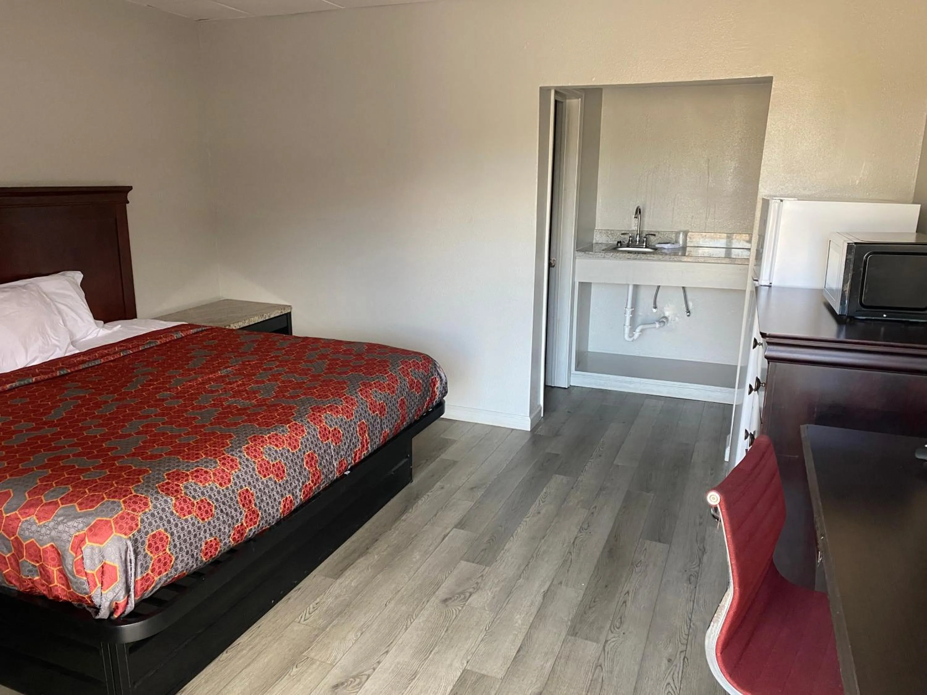 Kitchen or kitchenette, Bed in PASCAGOULA EXTENDED STAY