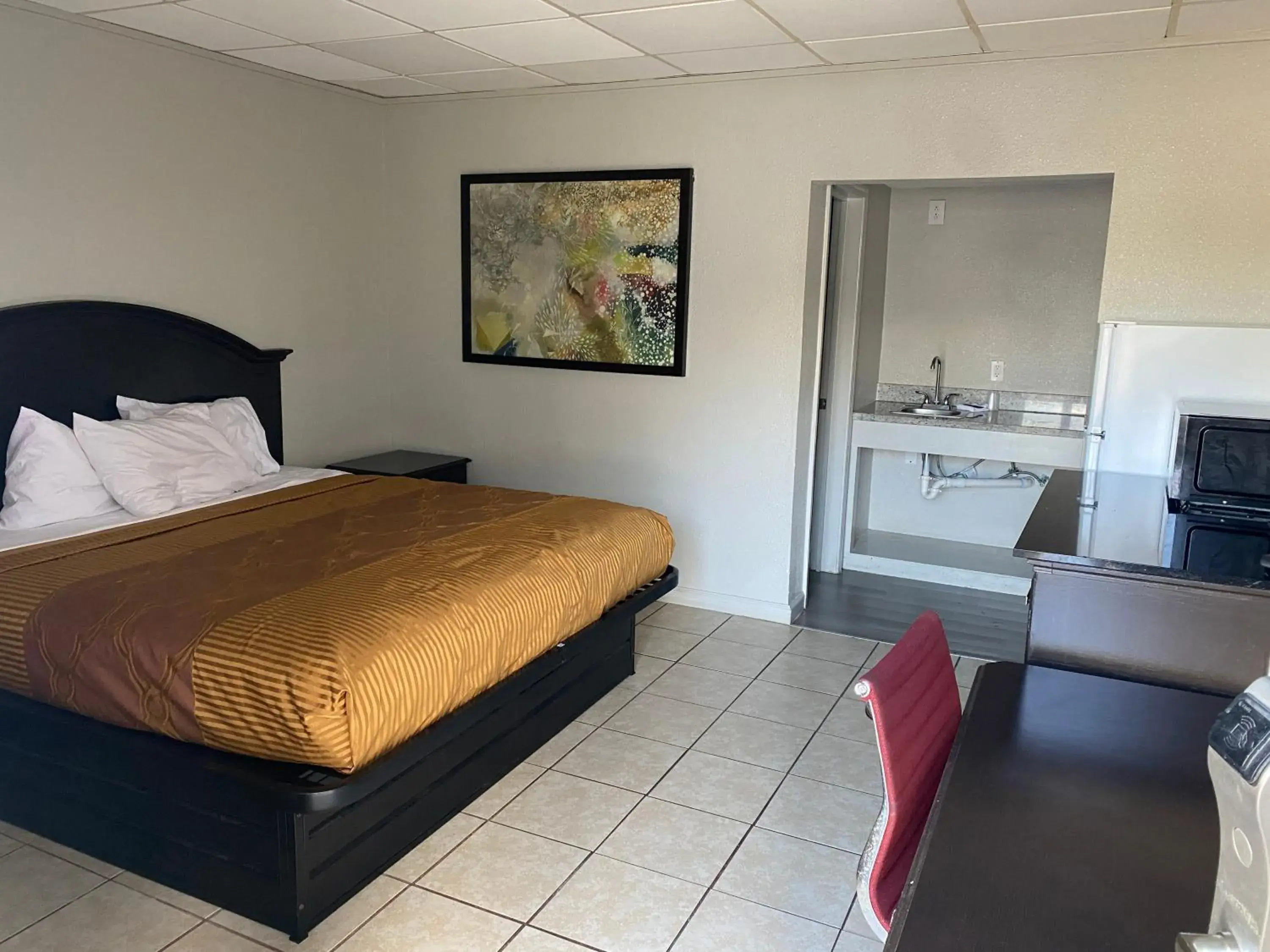 Kitchen or kitchenette, Bed in PASCAGOULA EXTENDED STAY Kitchen or kitchenette, Bed in PASCAGOULA EXTENDED STAY