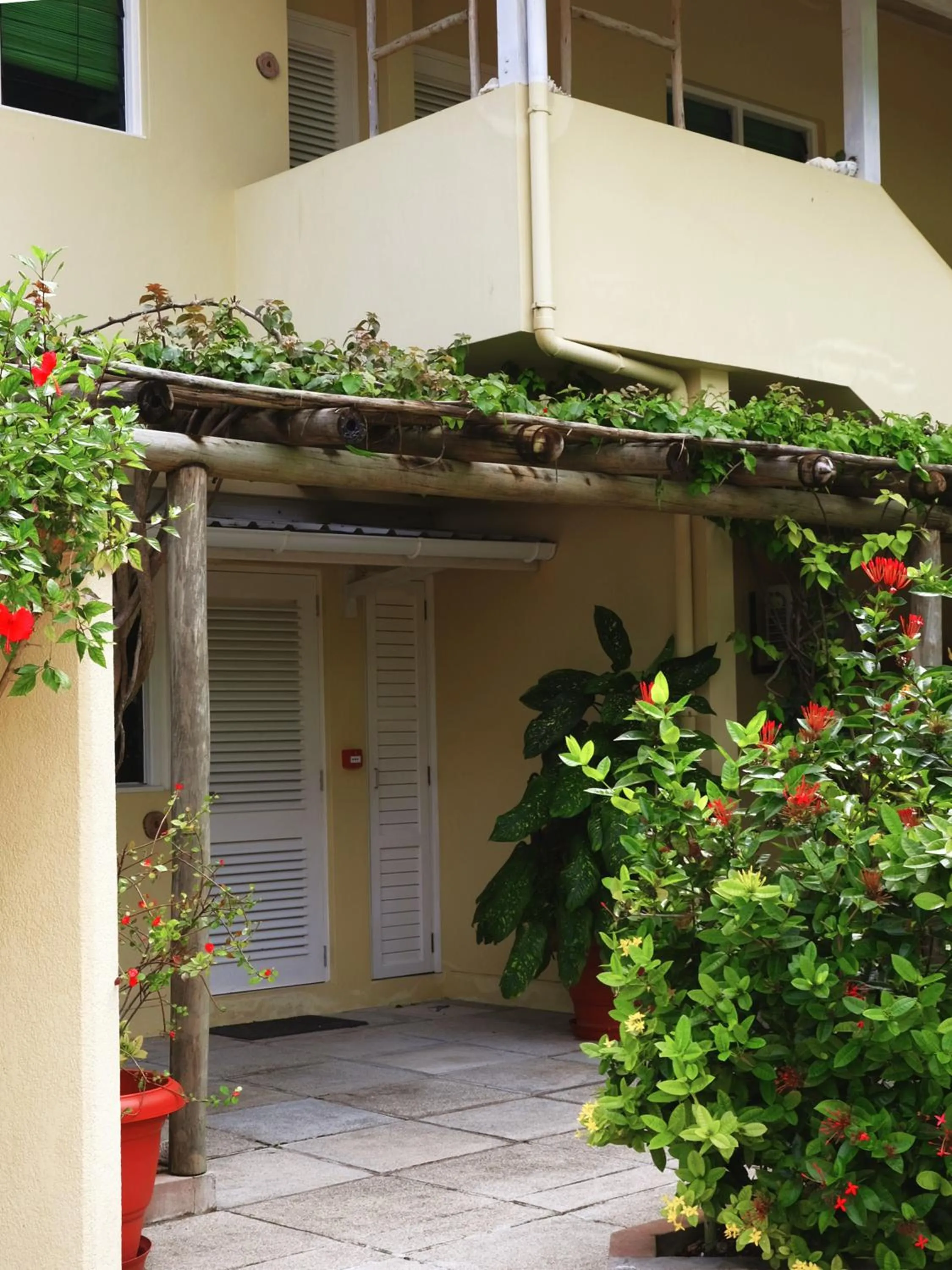 Facade/entrance in Residence Praslinoise