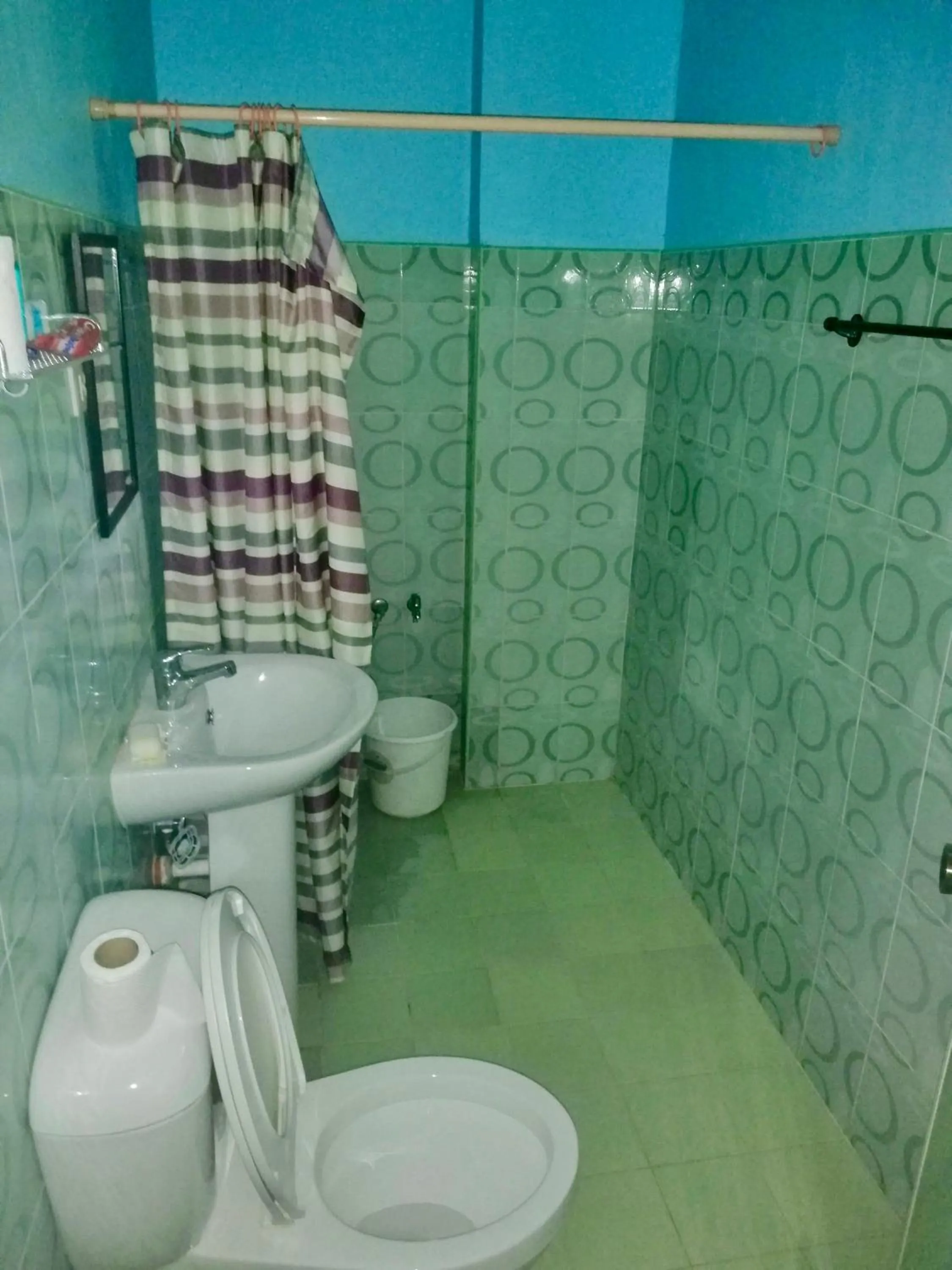 Shower in TGH Guest House Badian