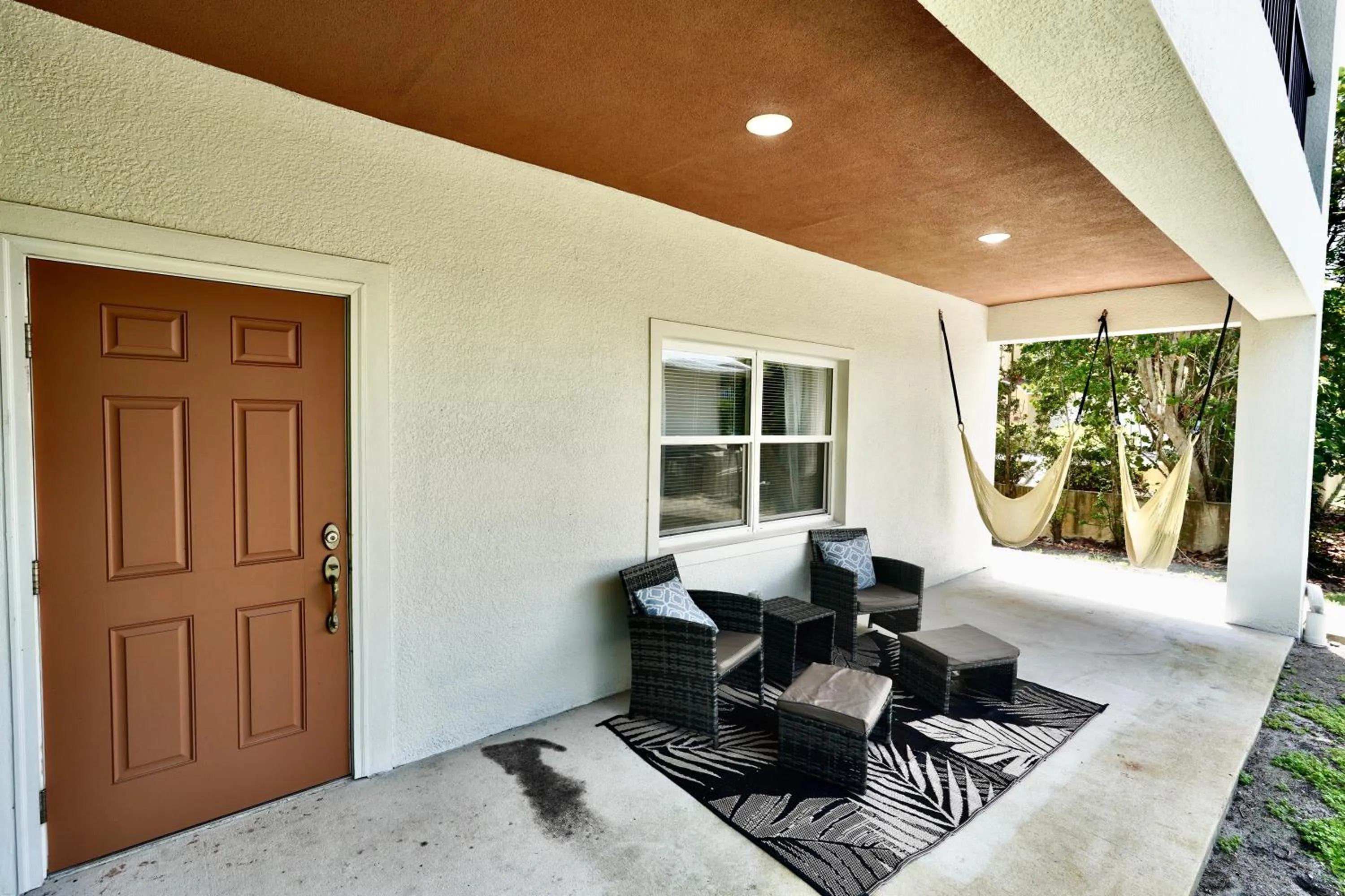 Patio in Villa Olivō -2BR Modern Luxury-River & Ocean Access
