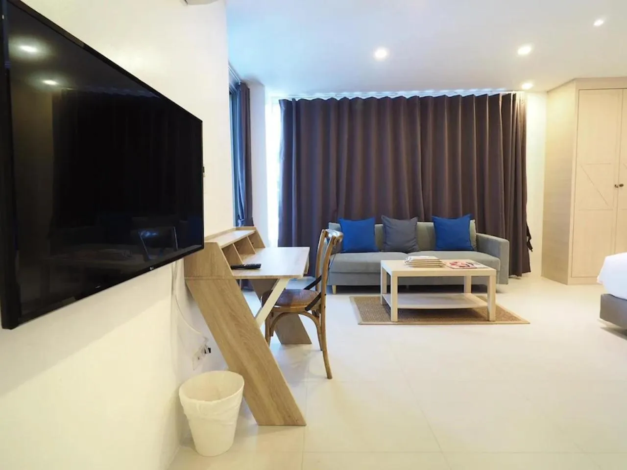 TV and multimedia in Costa Village Jacuzzi Bangsaray