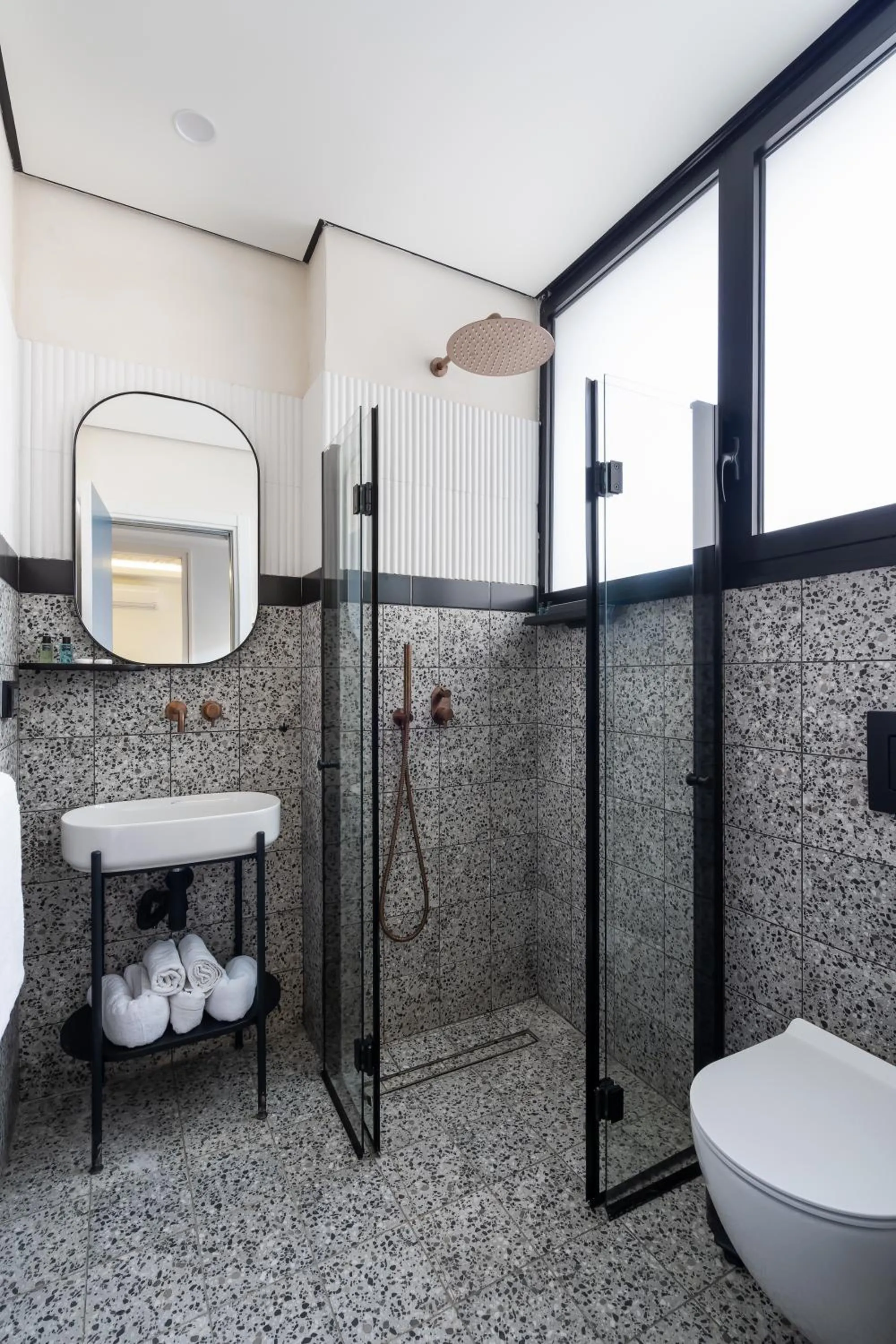Shower in Mulan Hotel TLV
