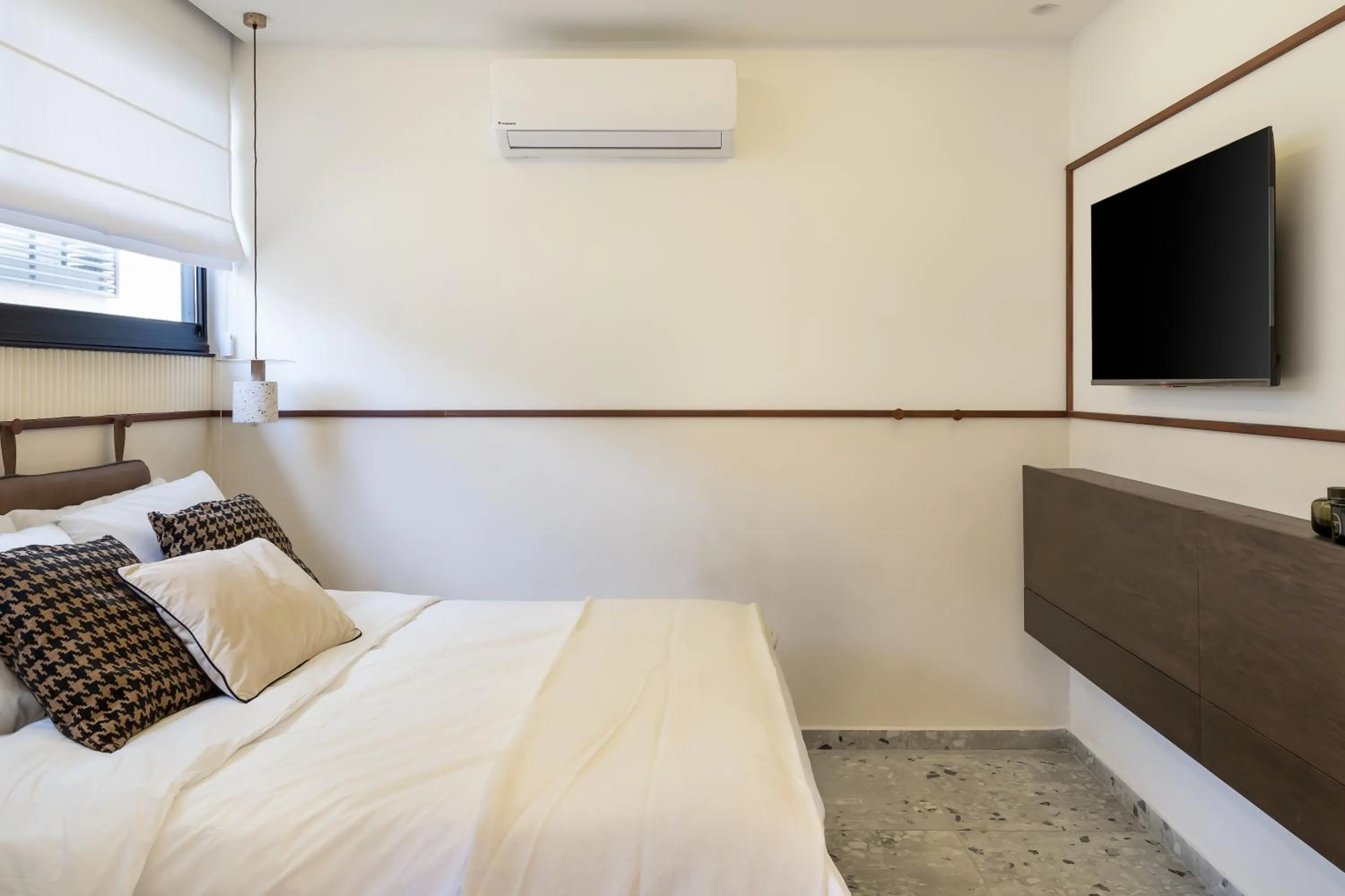 Bed in Mulan Hotel TLV