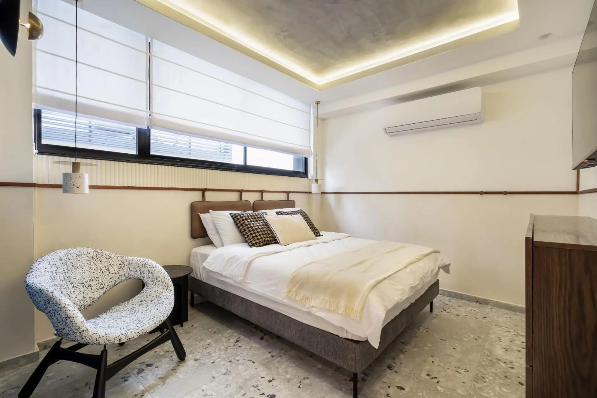 Bed in Mulan Hotel TLV