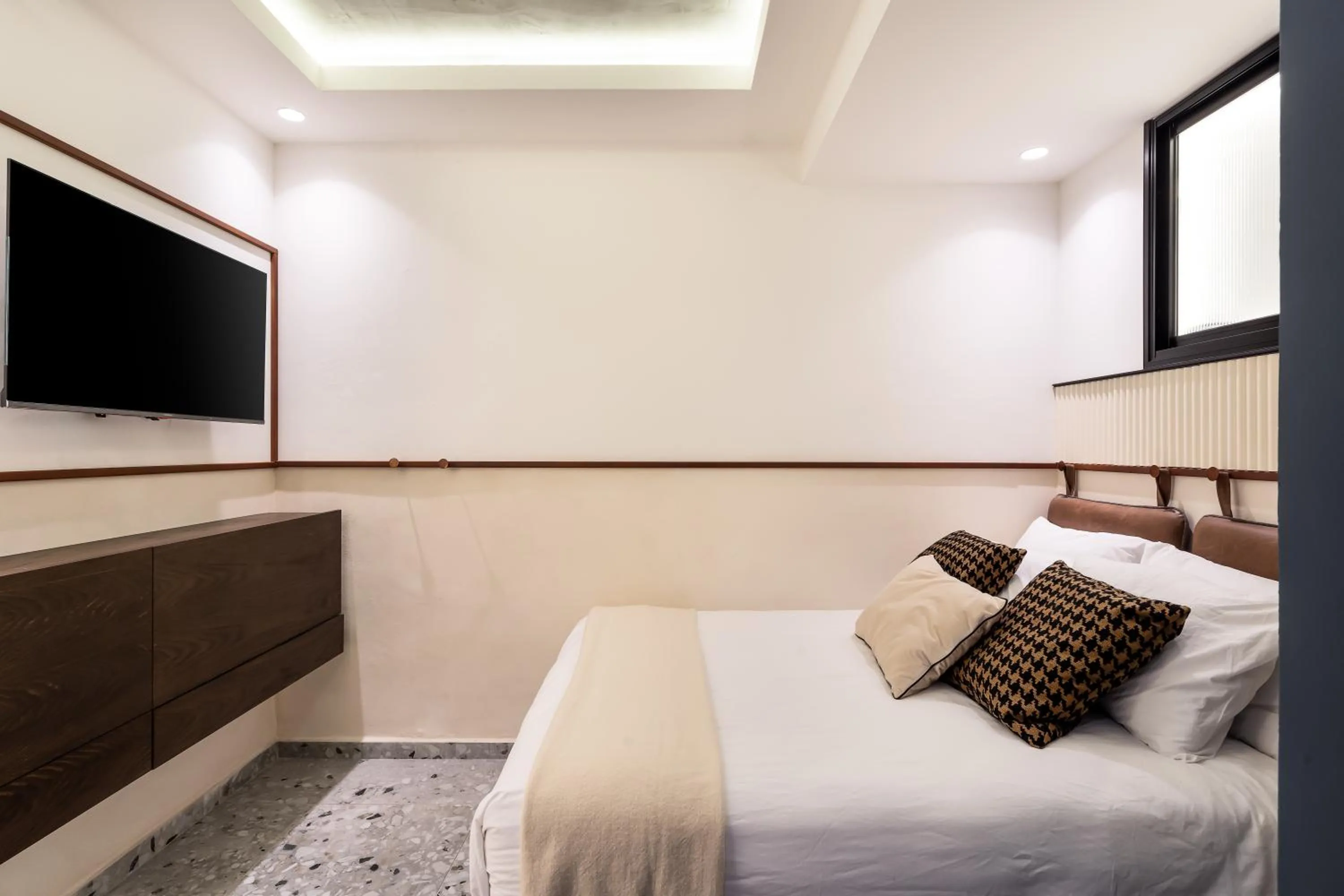 Bed in Mulan Hotel TLV