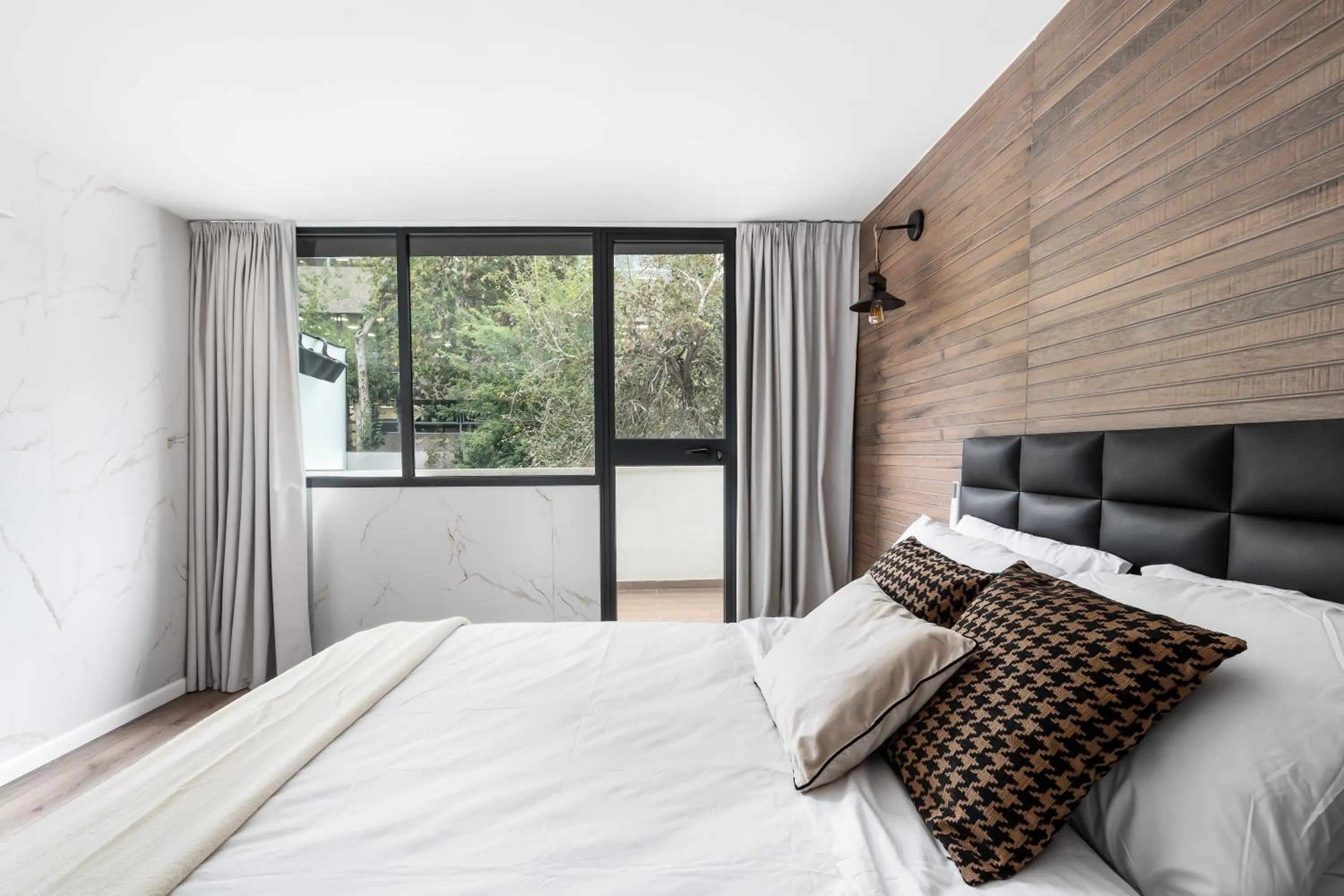 Bed in Mulan Hotel TLV