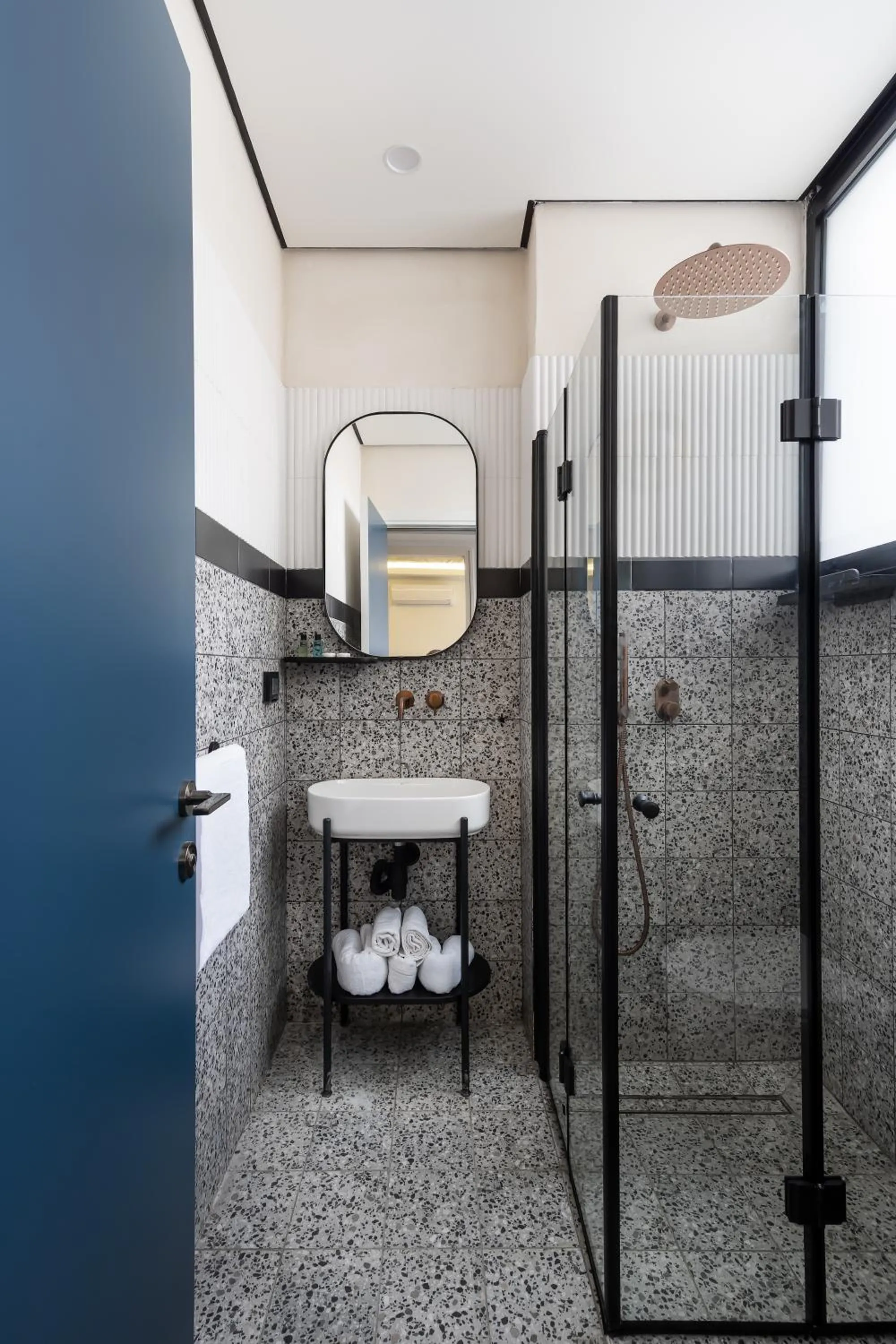Shower in Mulan Hotel TLV