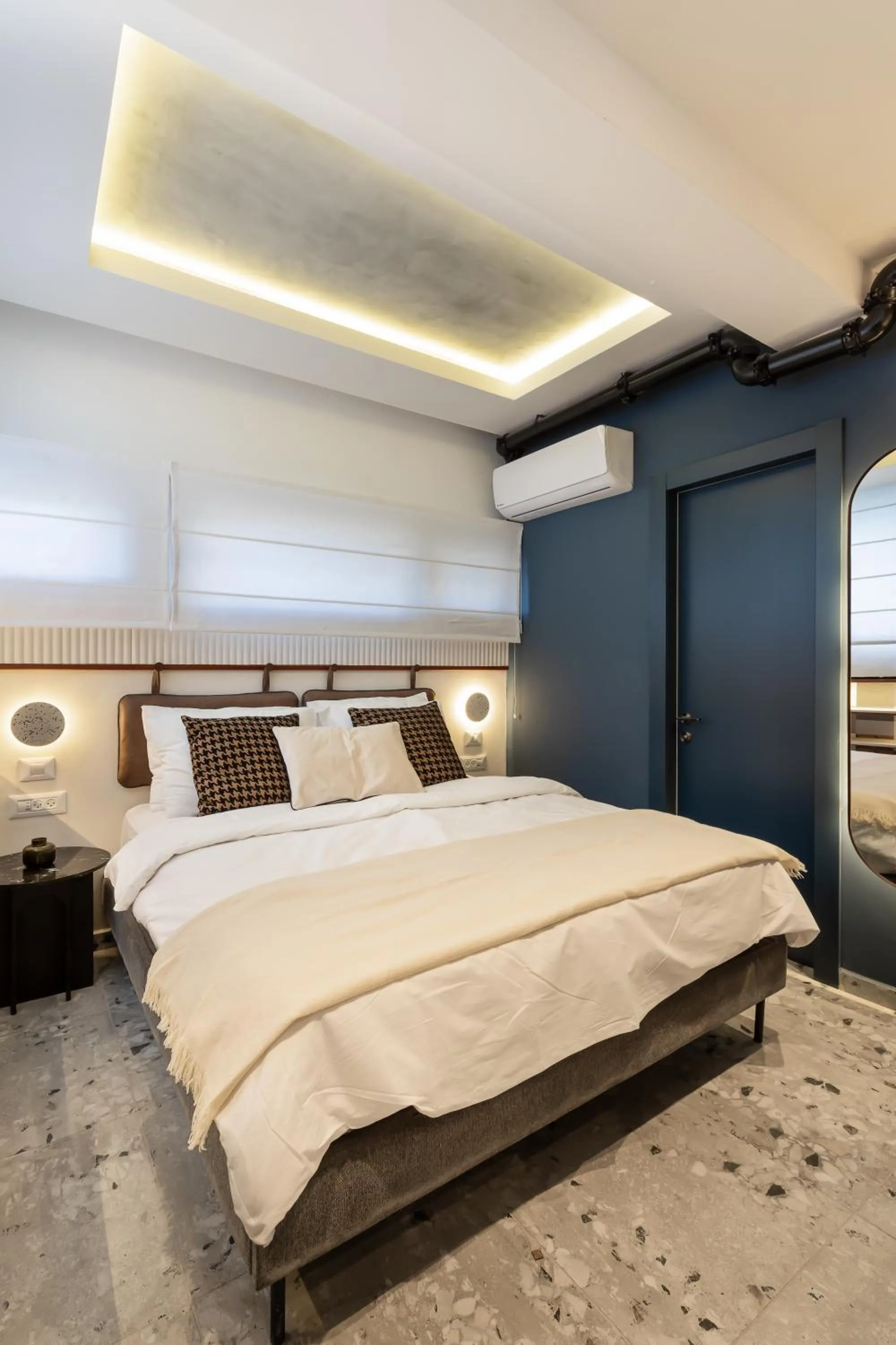 Bed in Mulan Hotel TLV
