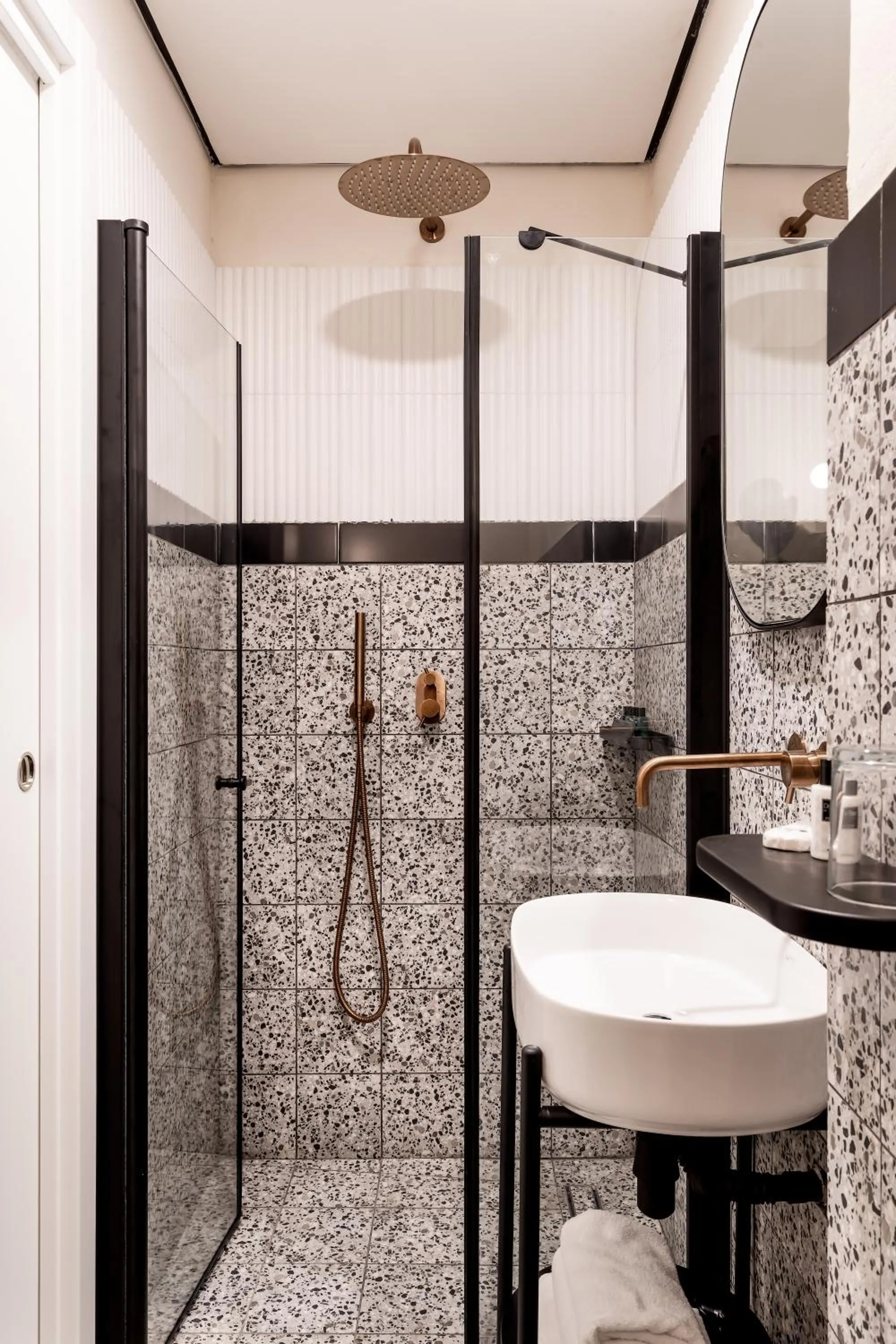 Shower in Mulan Hotel TLV