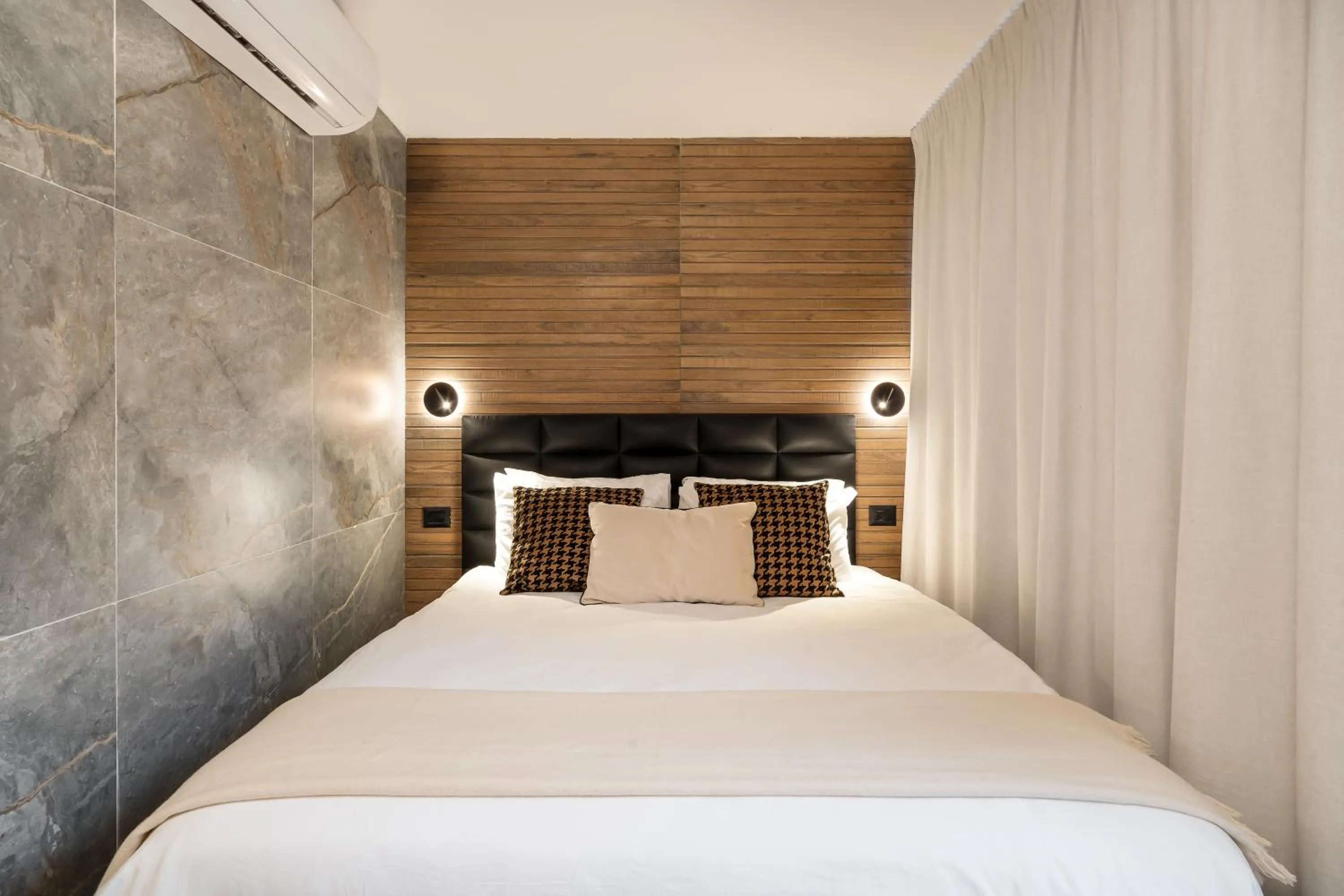 Bed in Mulan Hotel TLV