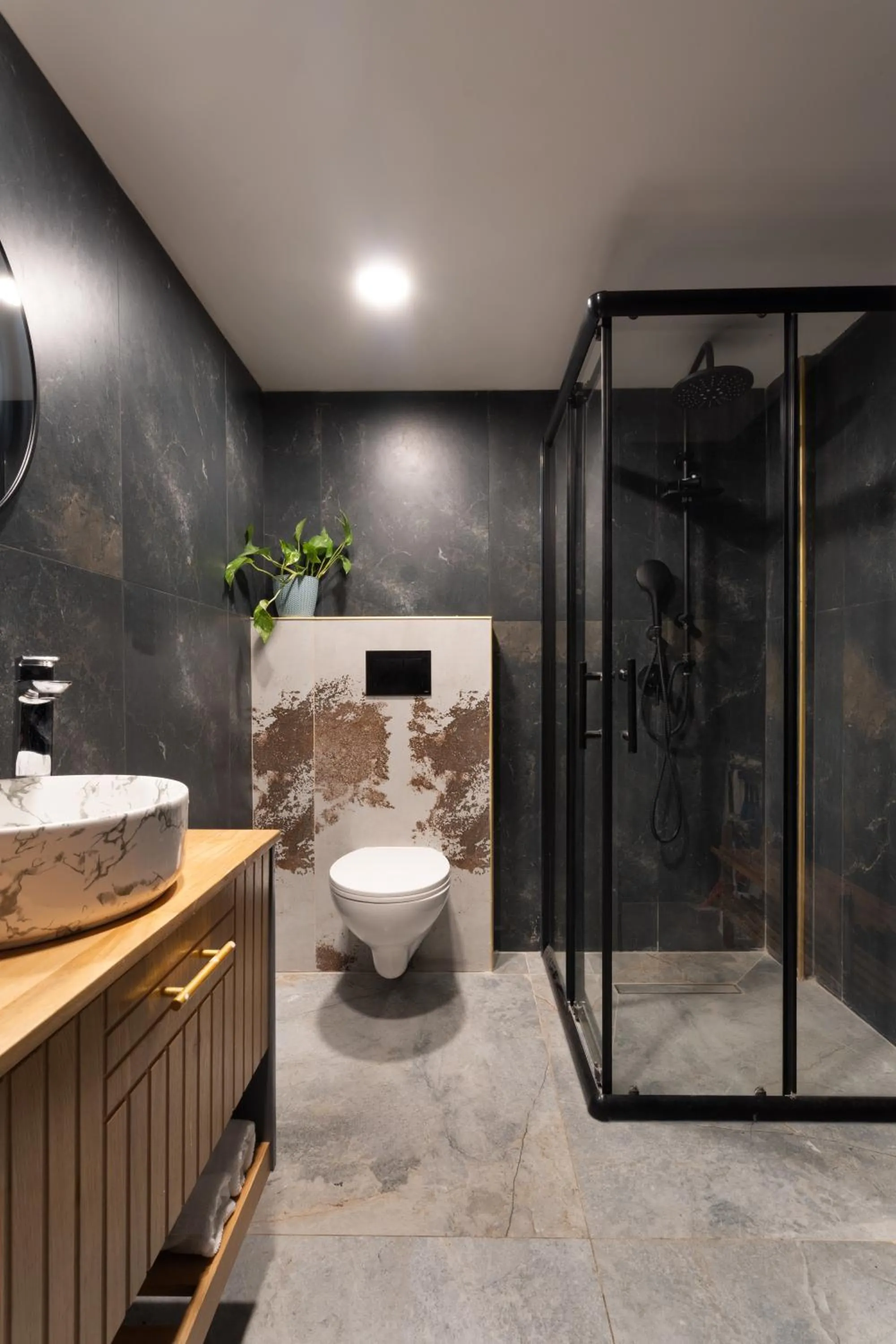 Shower in Mulan Hotel TLV