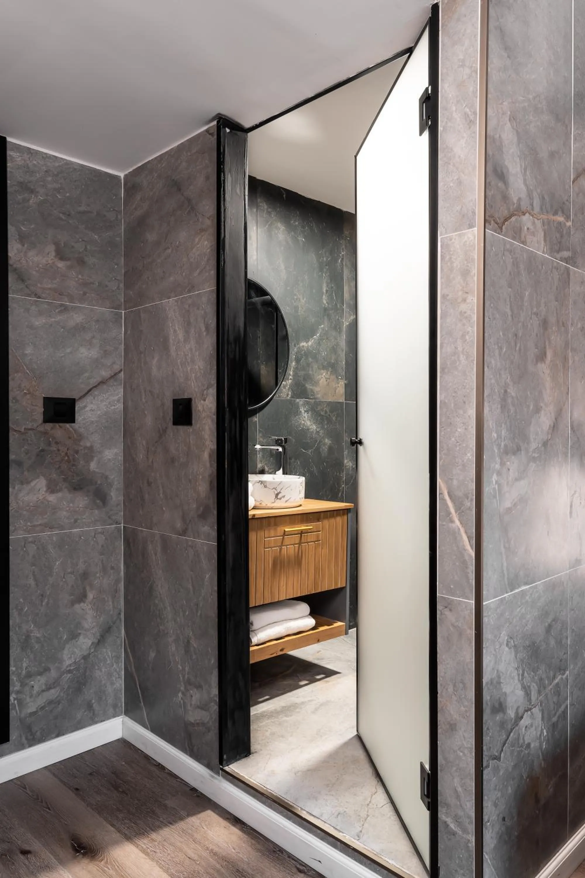 Shower in Mulan Hotel TLV