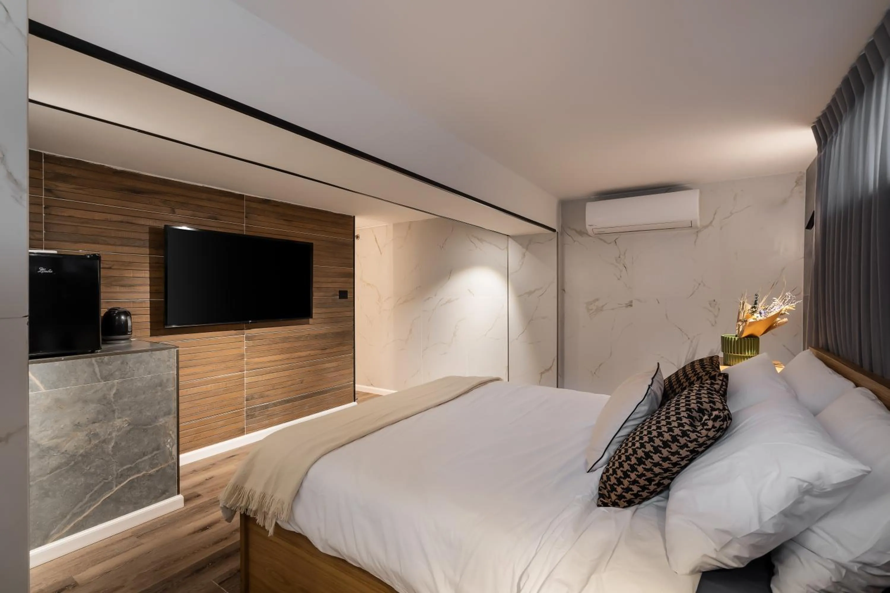 Bed in Mulan Hotel TLV