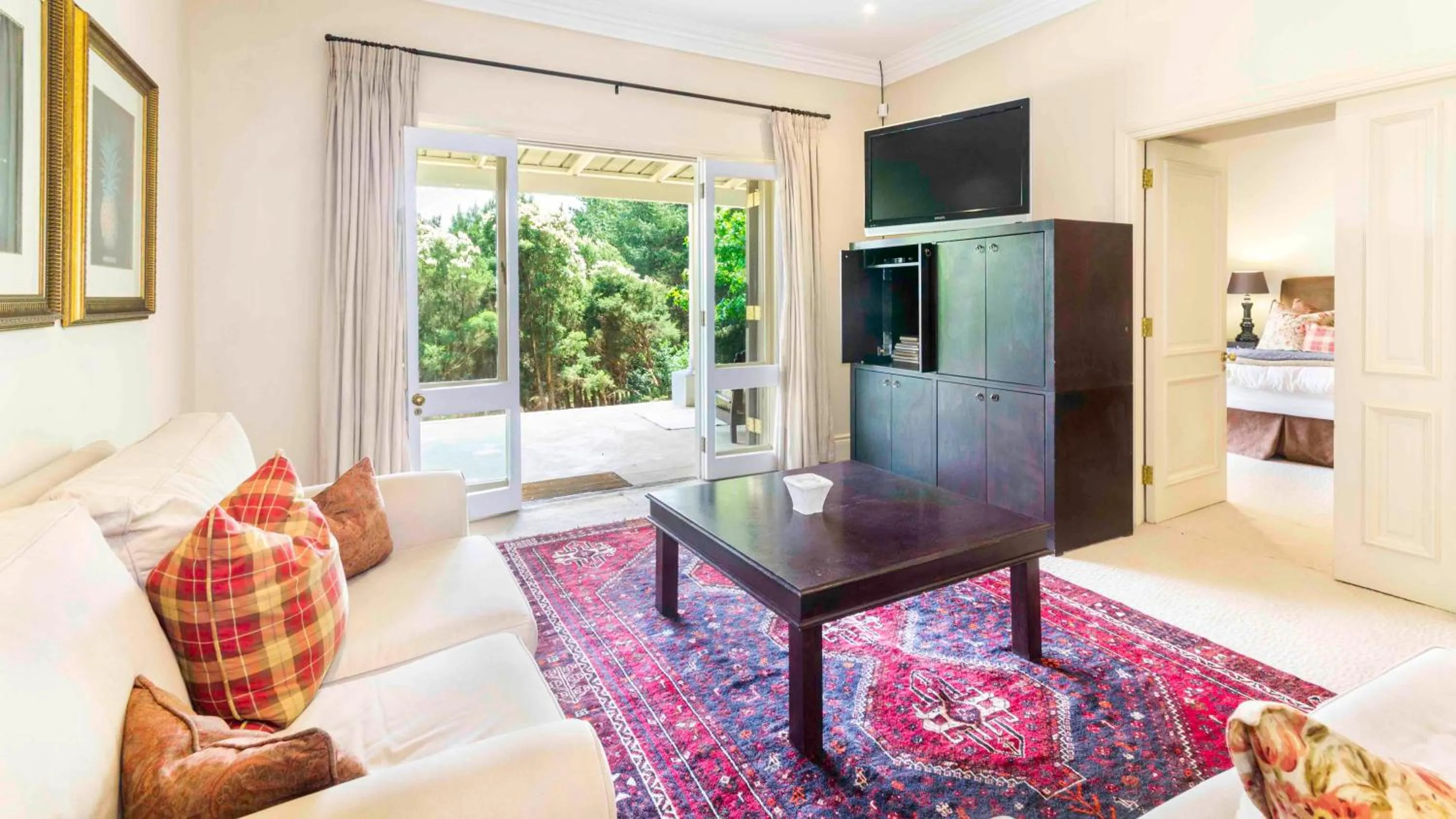 Communal lounge/ TV room, Bed in Arum Hill Lodge