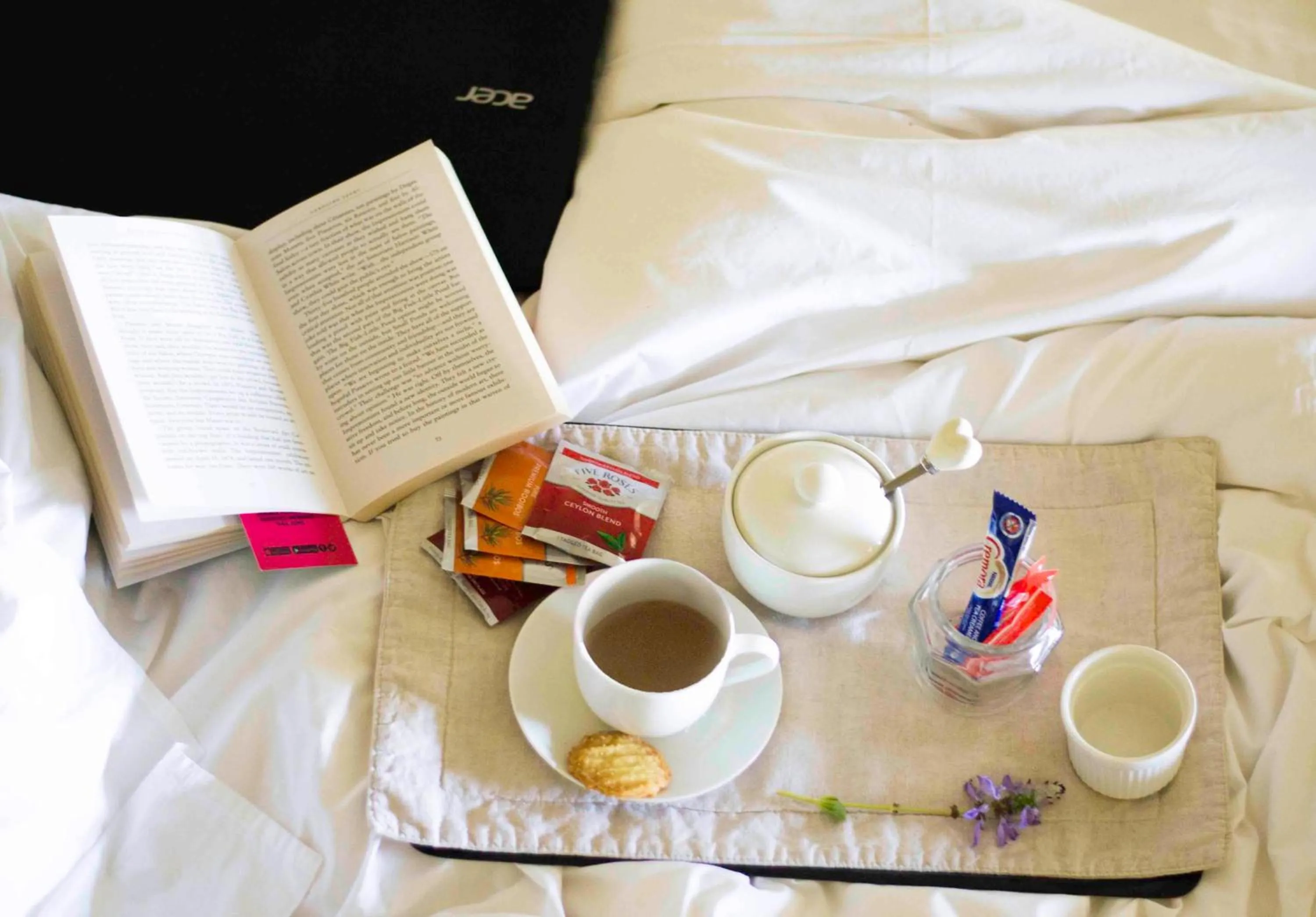 Coffee/tea facilities, Bed in Arum Hill Lodge