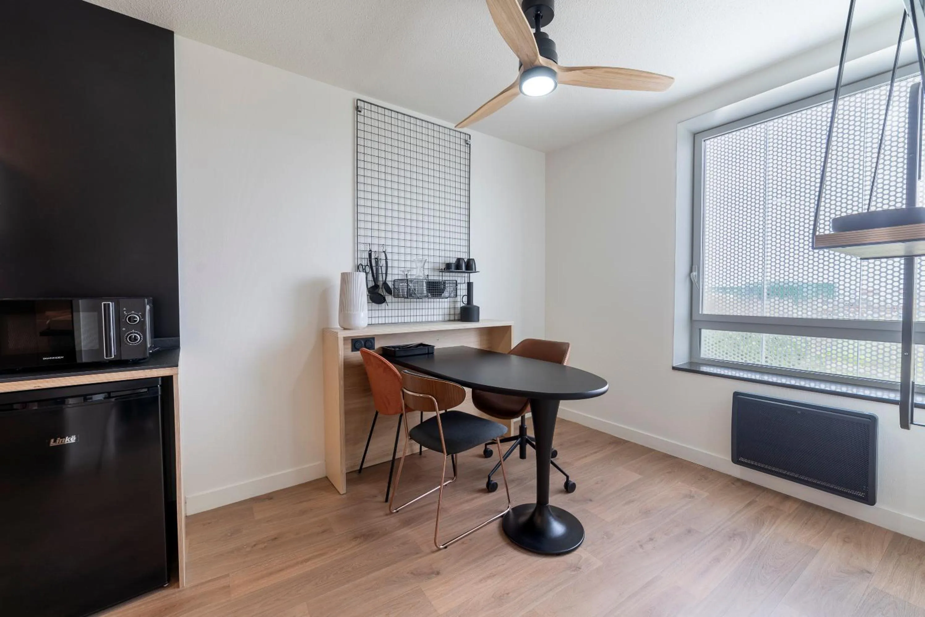 Dining area in COWOOL TOULOUSE