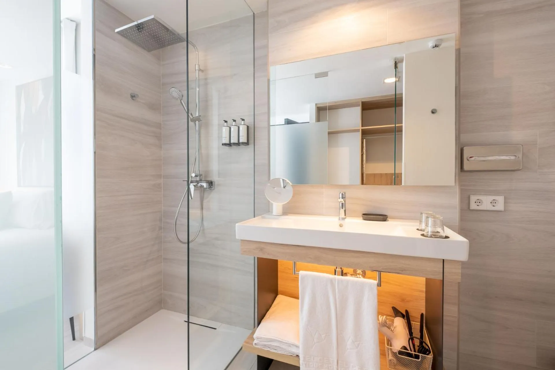 Shower in Hotel Cetina Cabo de Palos Puerto