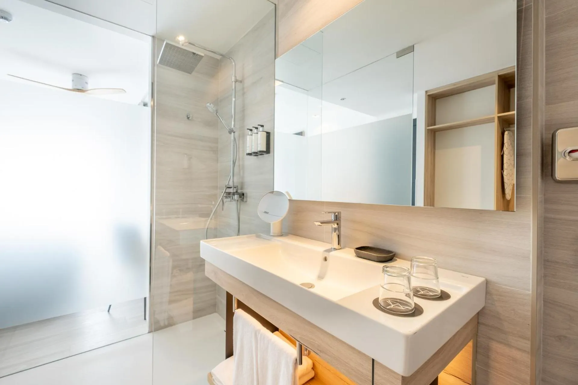 Shower in Hotel Cetina Cabo de Palos Puerto