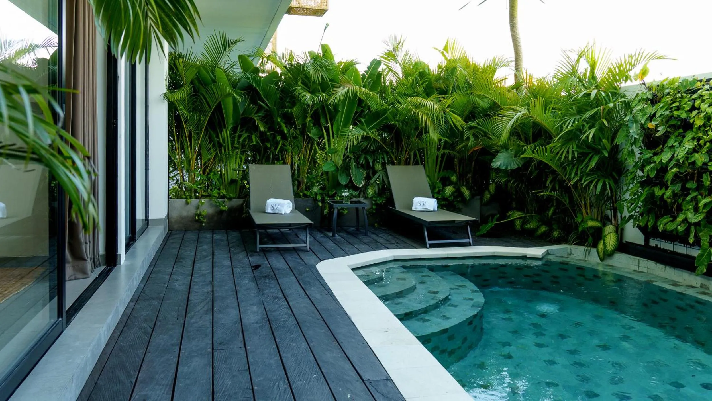 Patio in Sunny Aparts 1