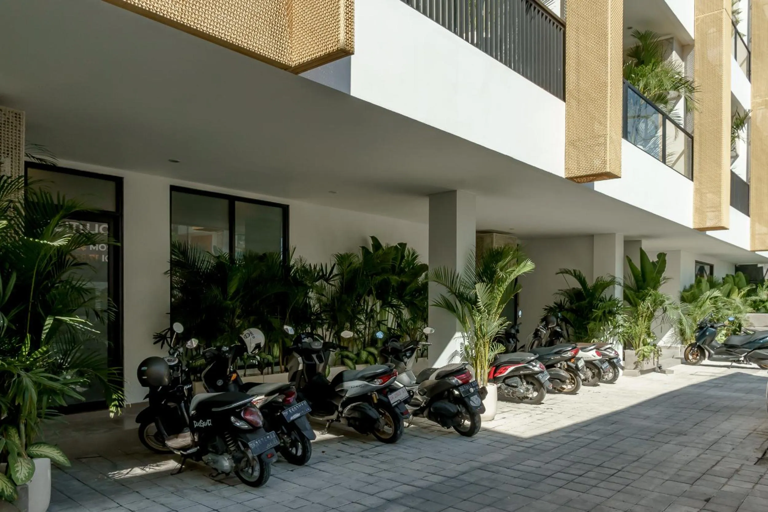 Day in Sunny Aparts 1