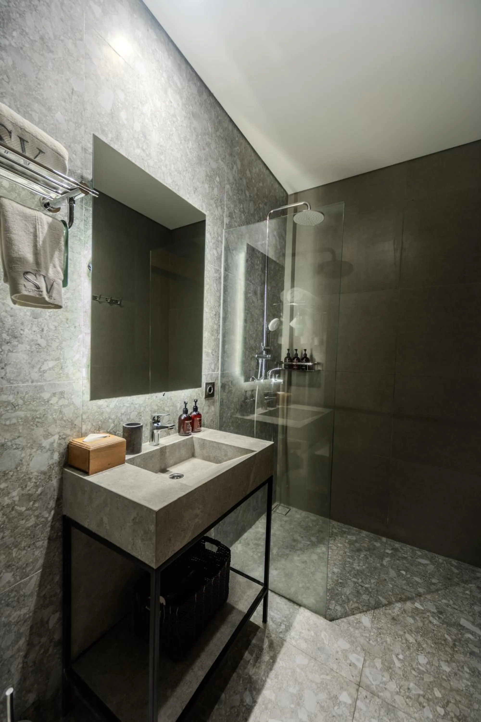 Shower in Sunny Aparts 1