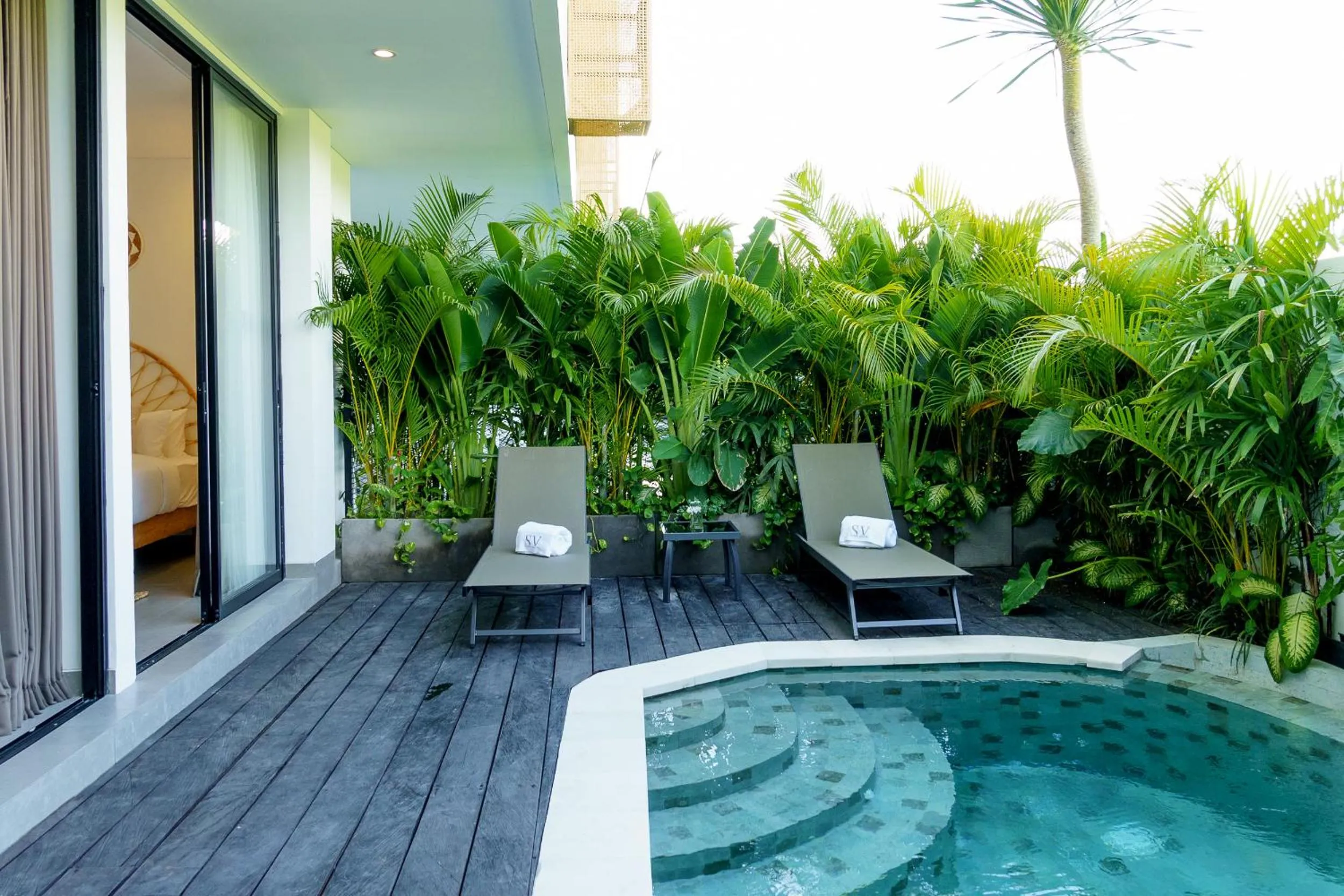 Pool view in Sunny Aparts 1