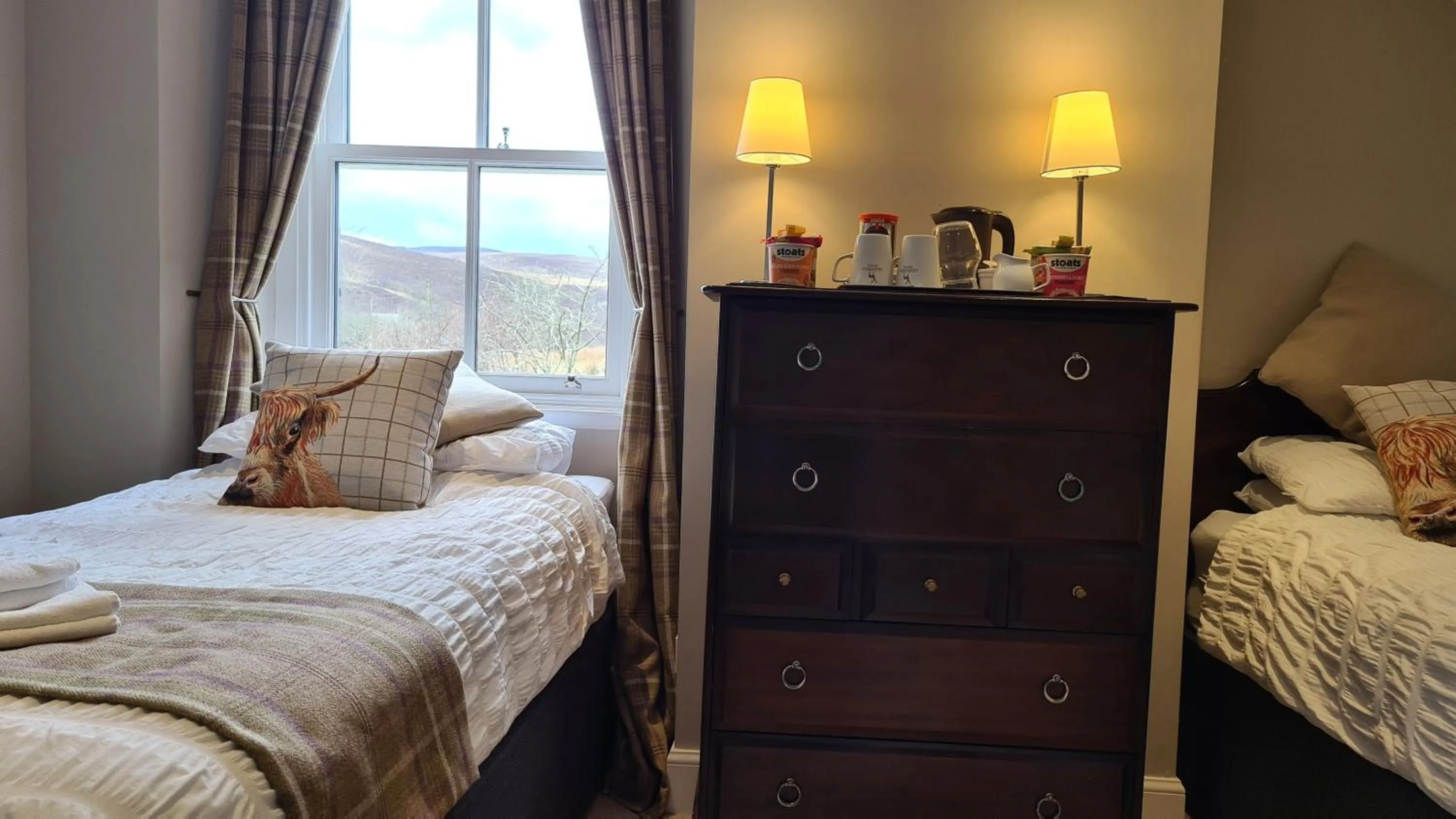 Twin Room with Private Bathroom in Glenisla Hotel
