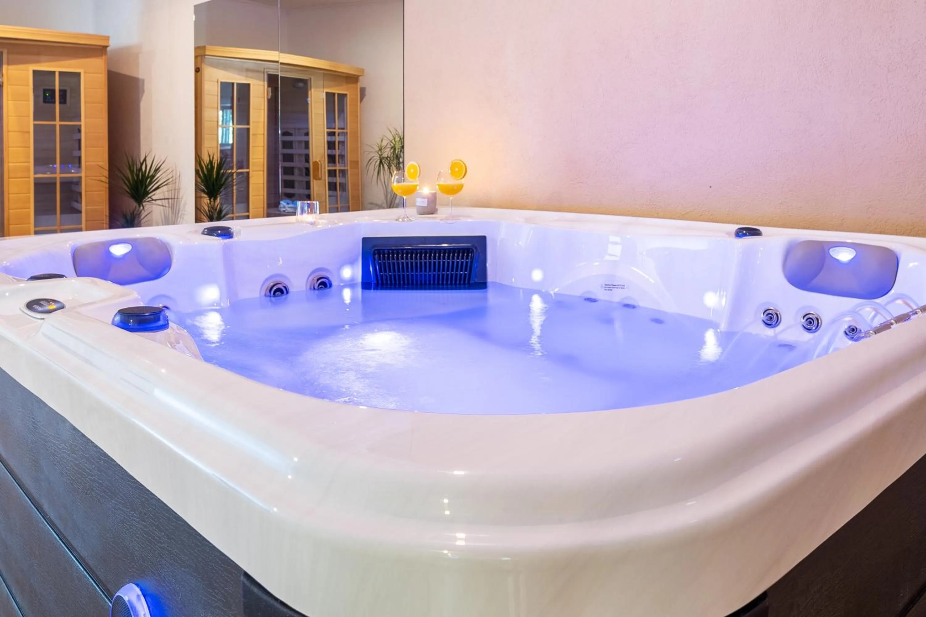 Hot Tub in Villa Gabriel with pool, sauna, jacuzzi