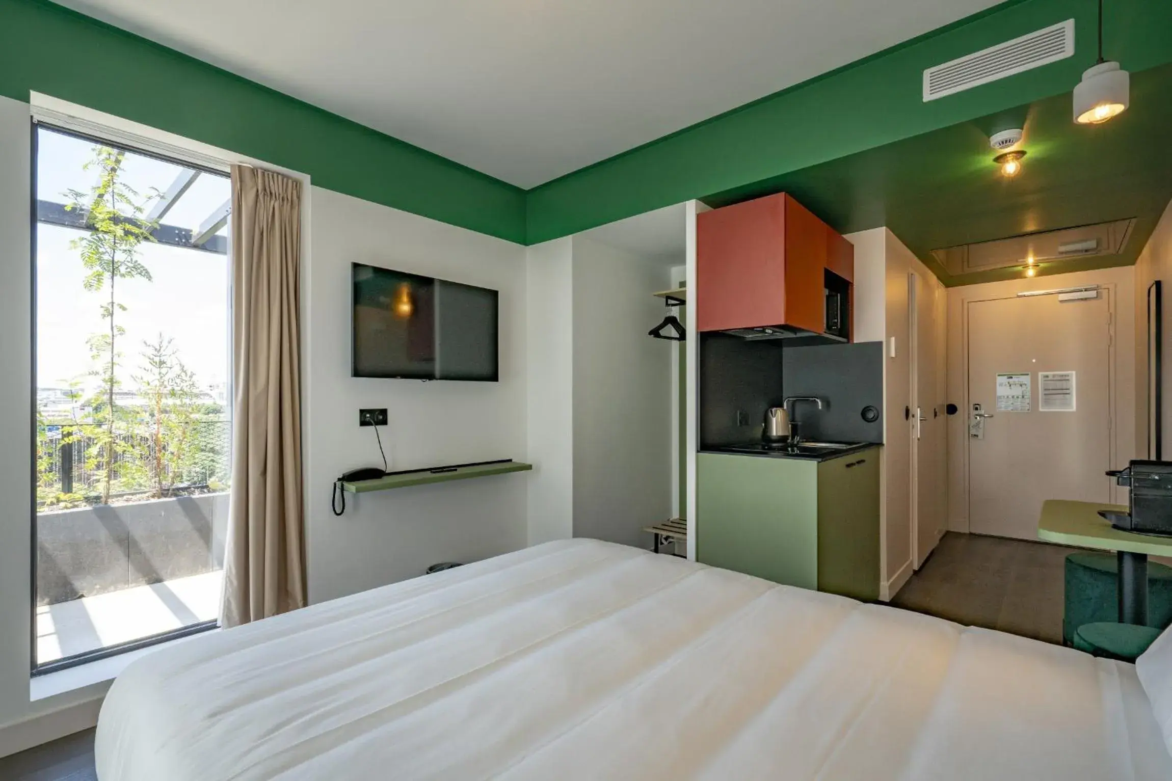 Property building, Bed in All Suites Appart Hôtel et Hôtel - Paris 13 - Porte d'Italie Property building, Bed in All Suites Appart Hôtel et Hôtel - Paris 13 - Porte d'Italie