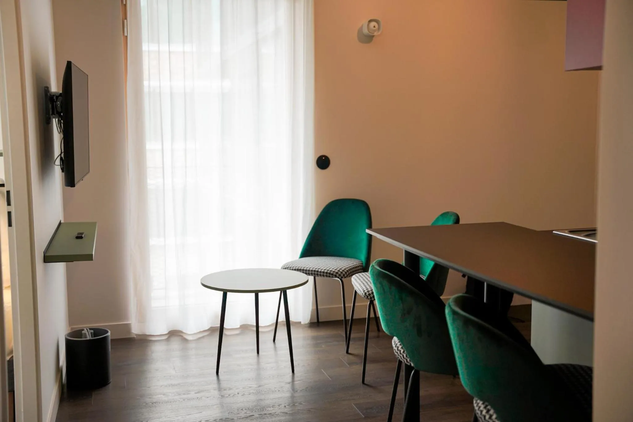 TV and multimedia in All Suites Appart Hôtel et Hôtel - Paris 13 - Porte d'Italie