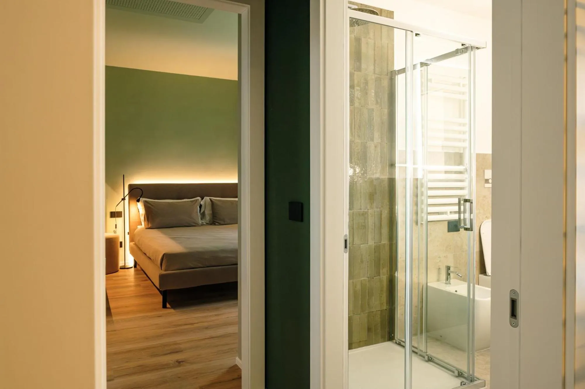 Bathroom, Bed in Camoma Aparthotel - Suites Apartments