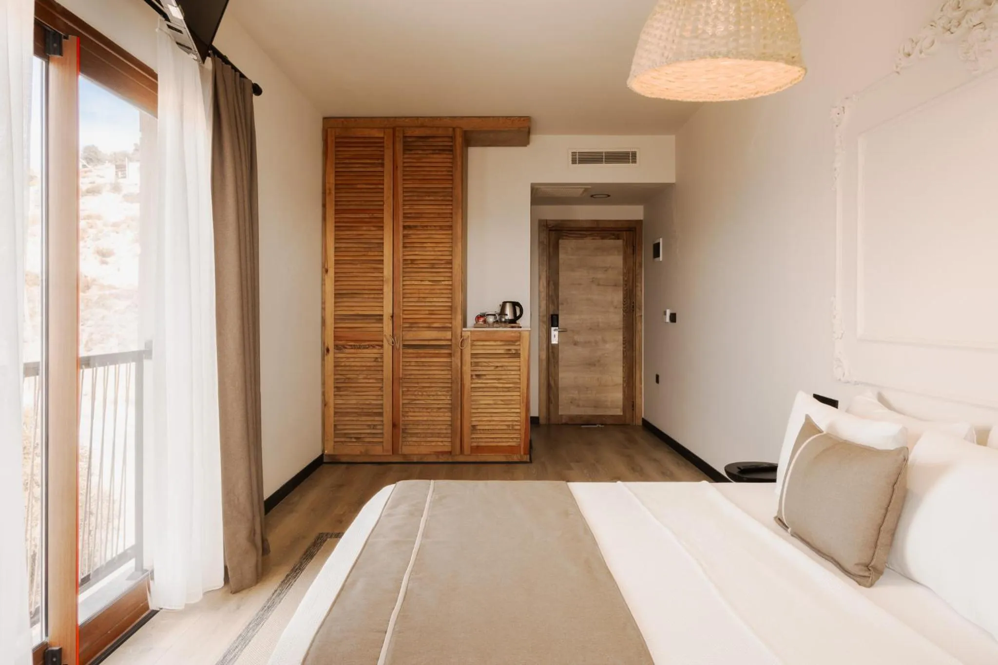 Photo of the whole room in The Local House Ayasaranda