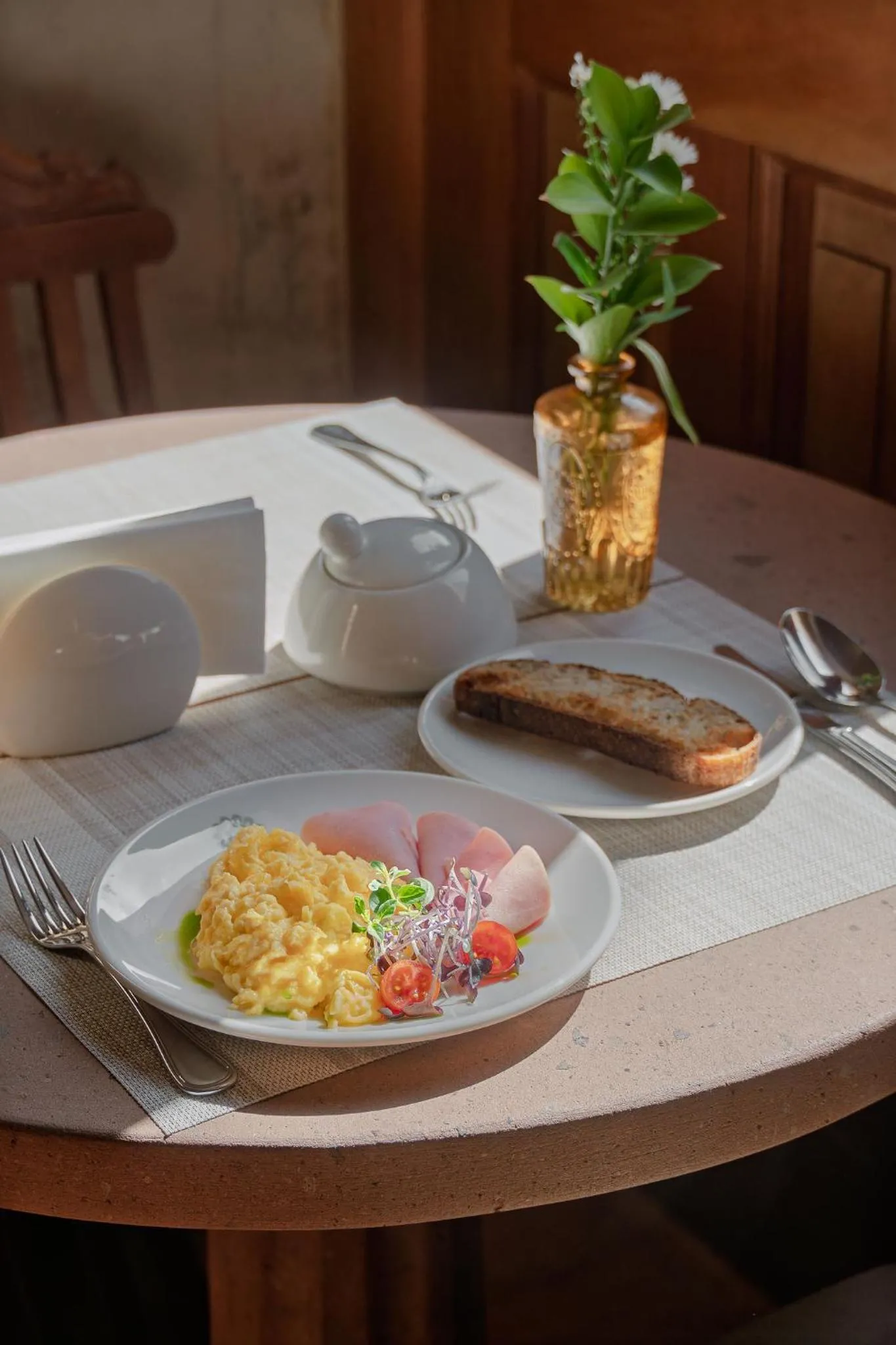 Buffet breakfast in Palacio Guaqui by Ananay Hotels
