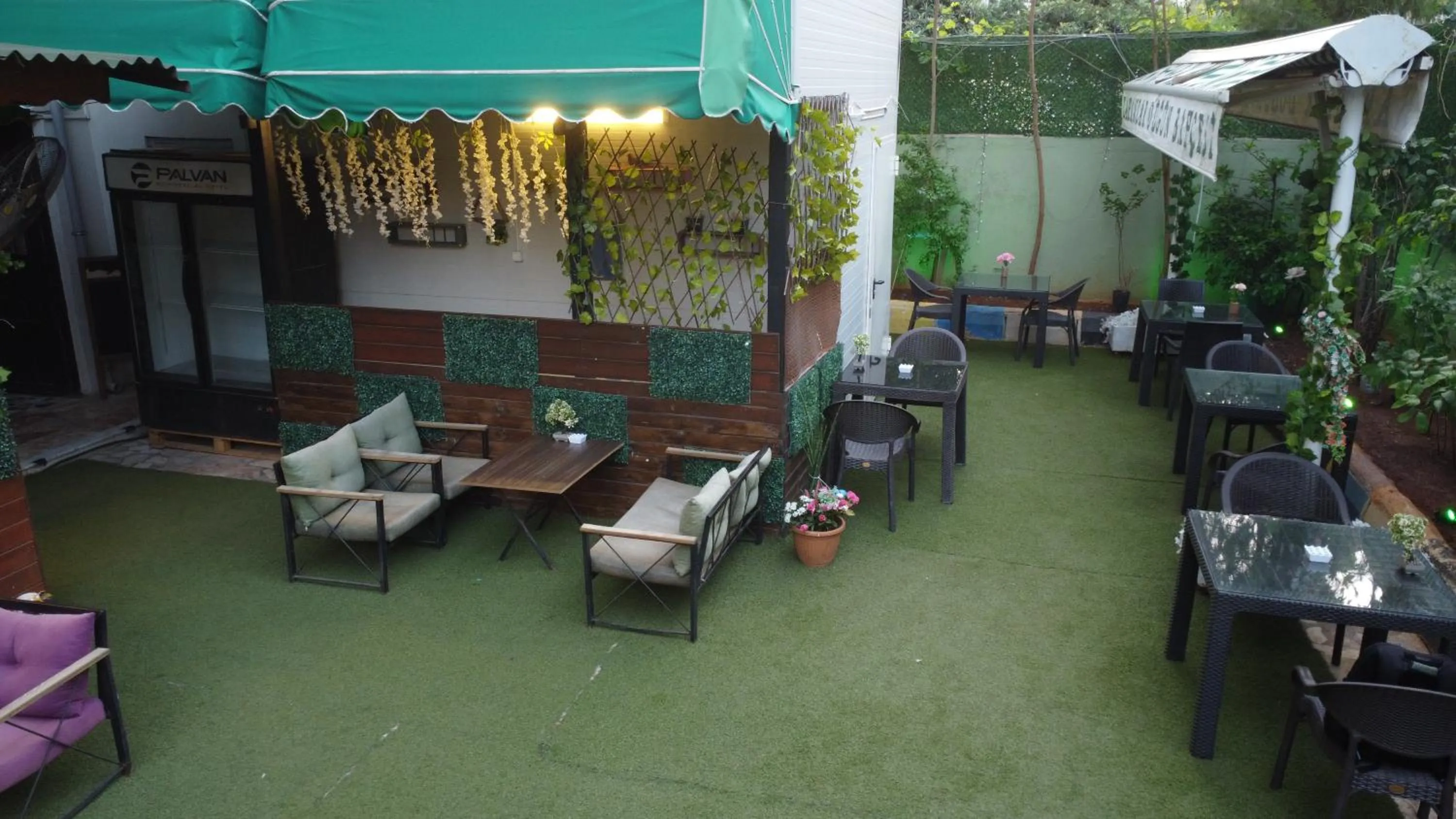 Restaurant/places to eat in Palvan Hotel