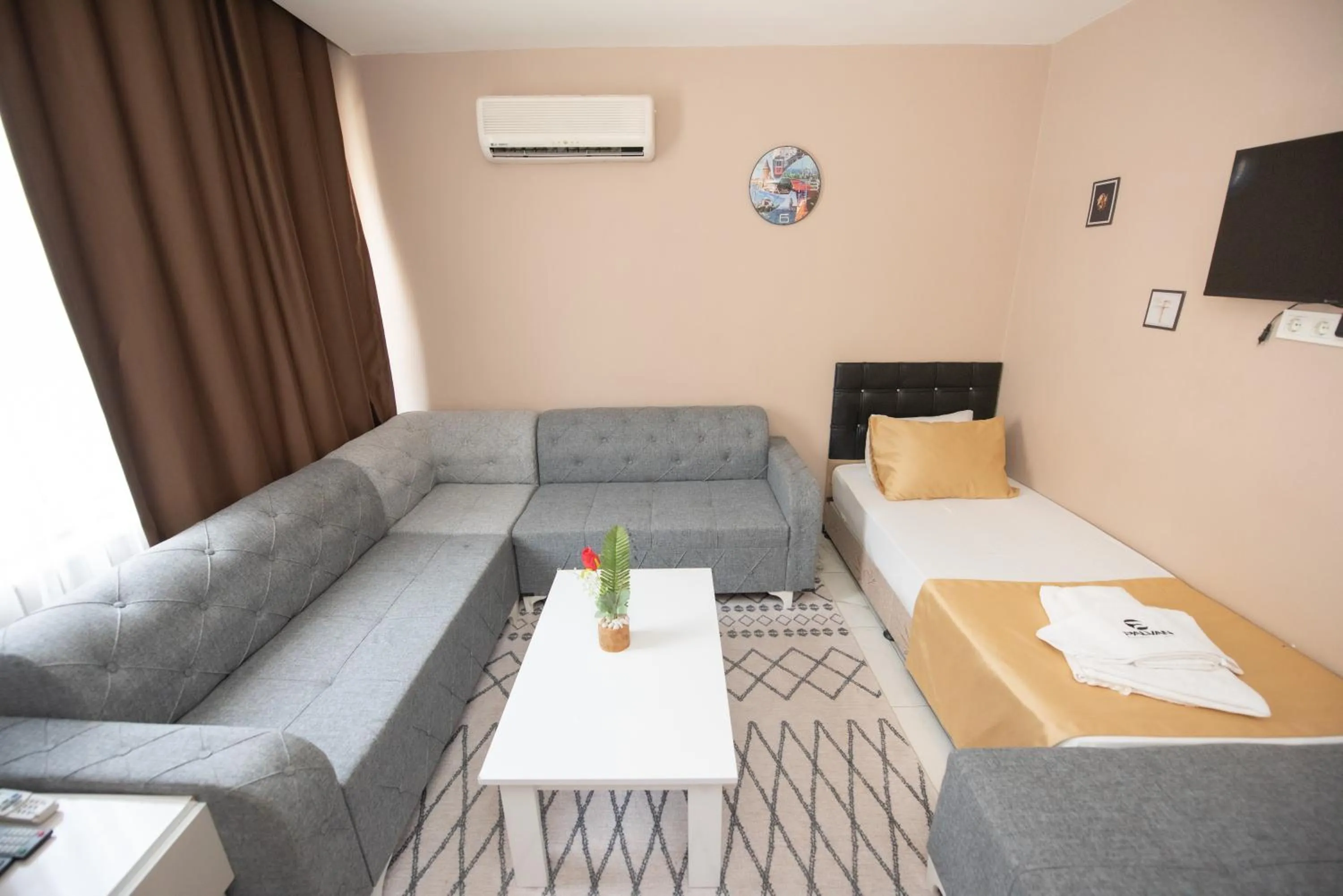 Photo of the whole room, Seating Area in Palvan Hotel