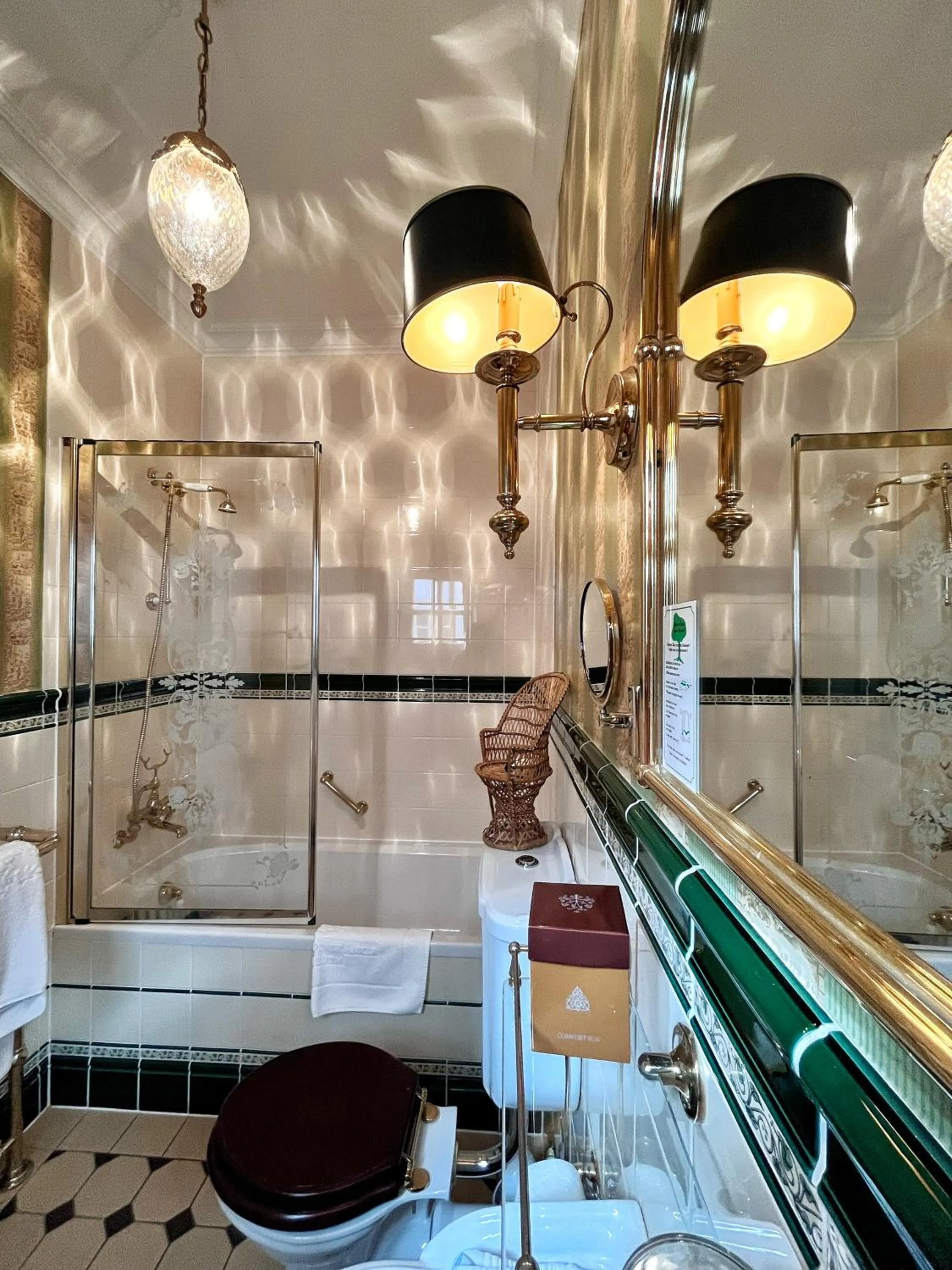 Bath in Hotel Goldener Anker
