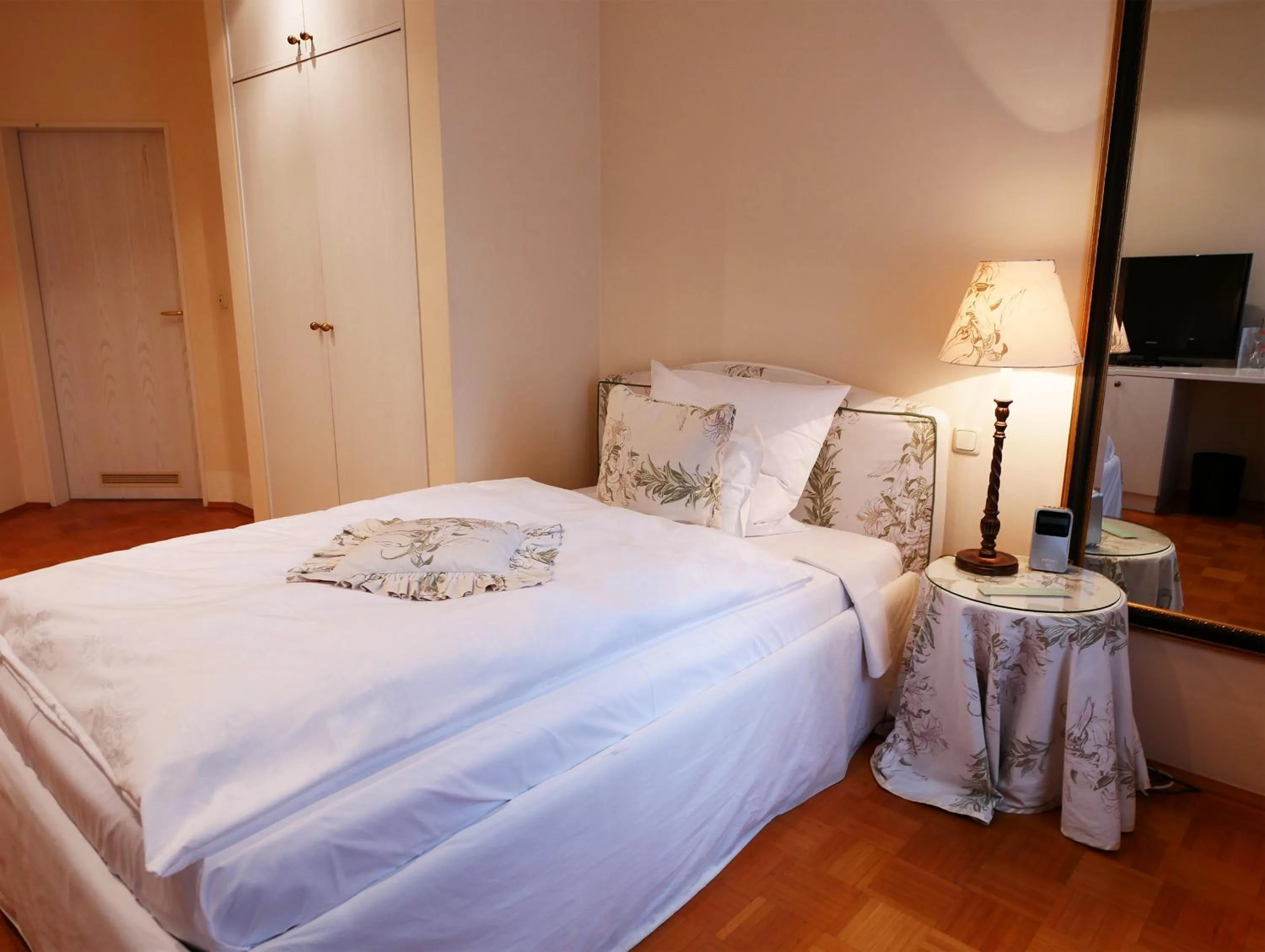 Photo of the whole room, Bed in Hotel Goldener Anker