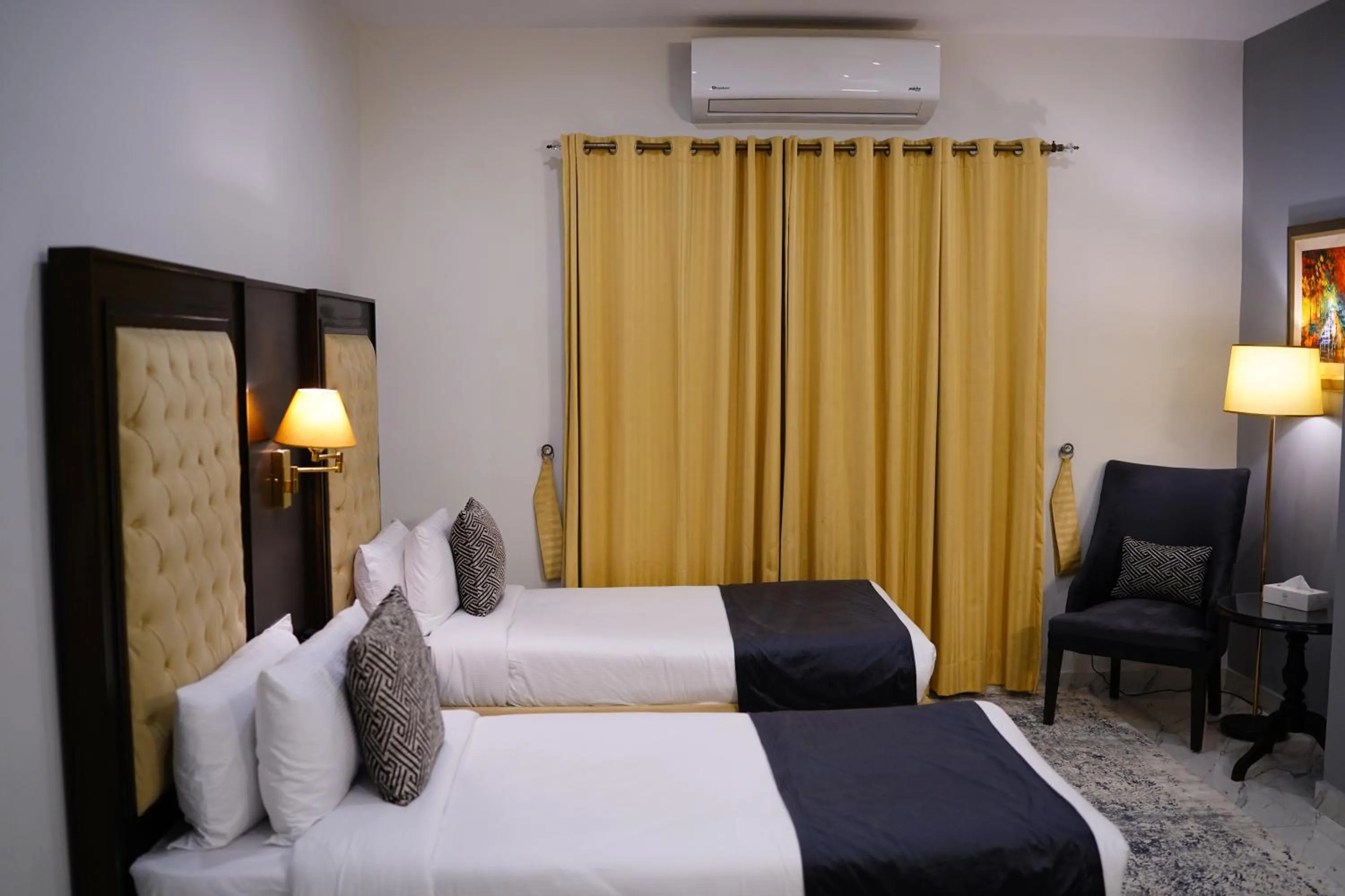 Deluxe Twin Room in Faletti’s Grand MM Alam Road