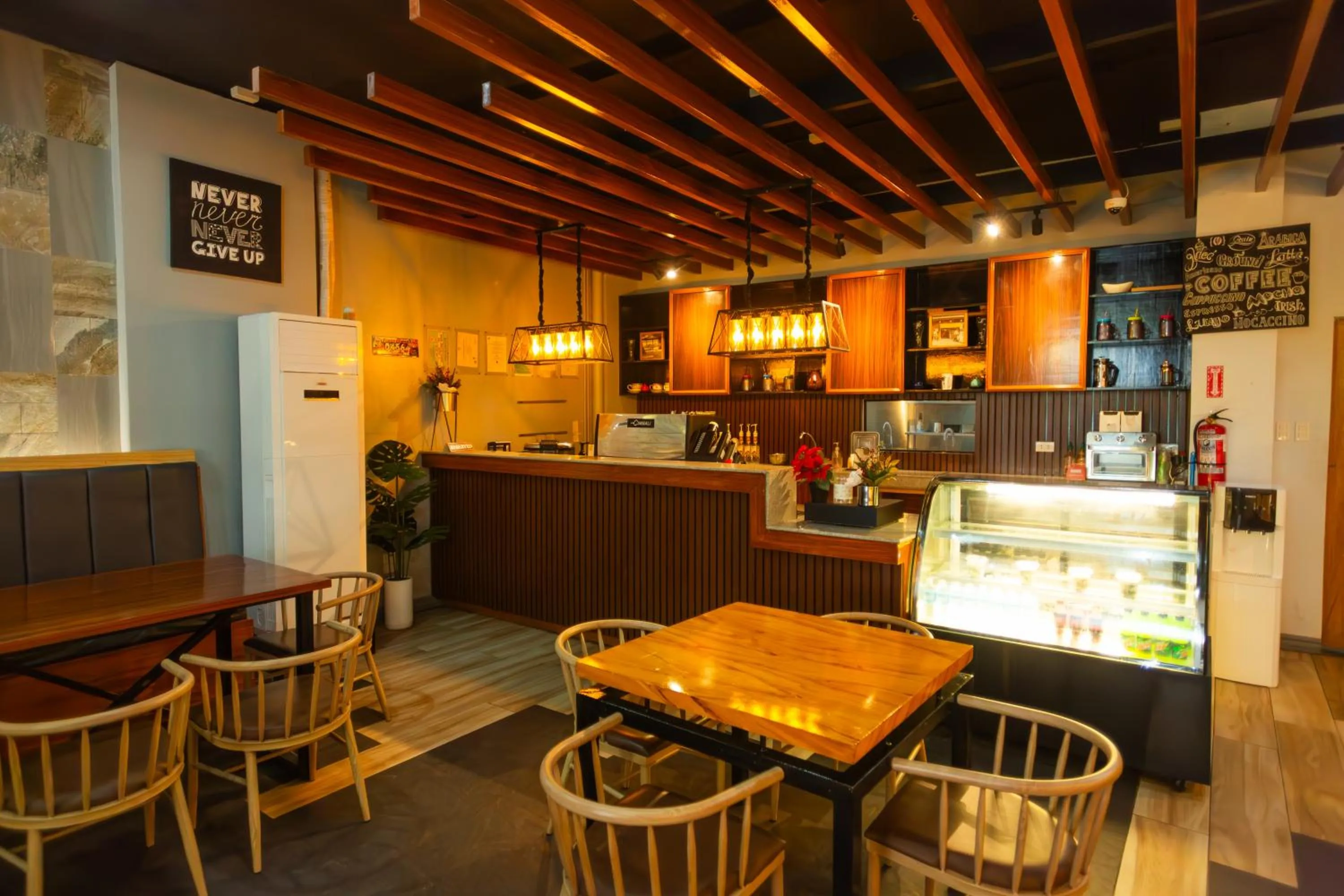 Restaurant/places to eat in Raim Hotel