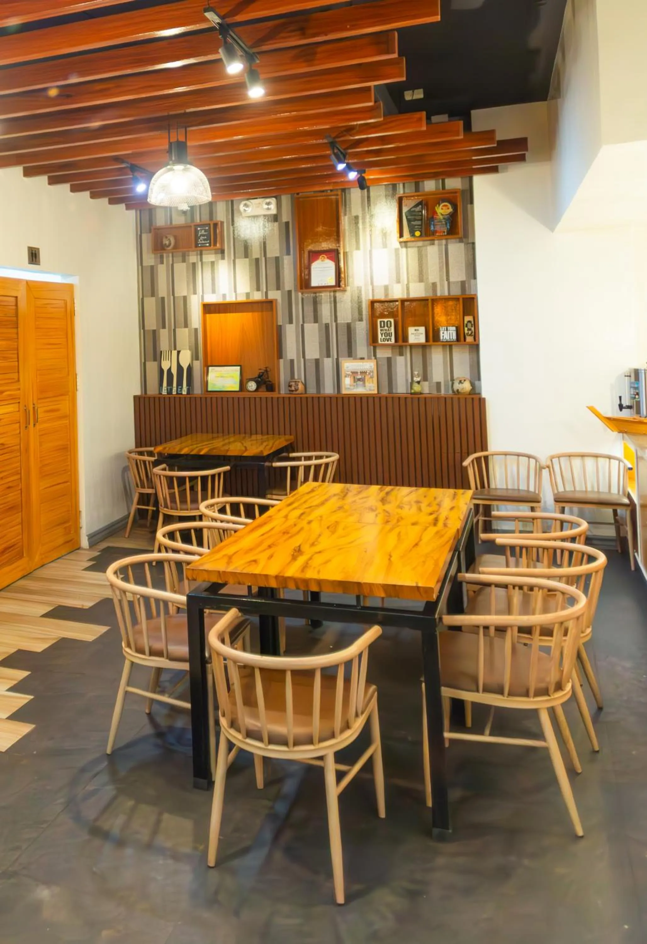 Restaurant/places to eat in Raim Hotel