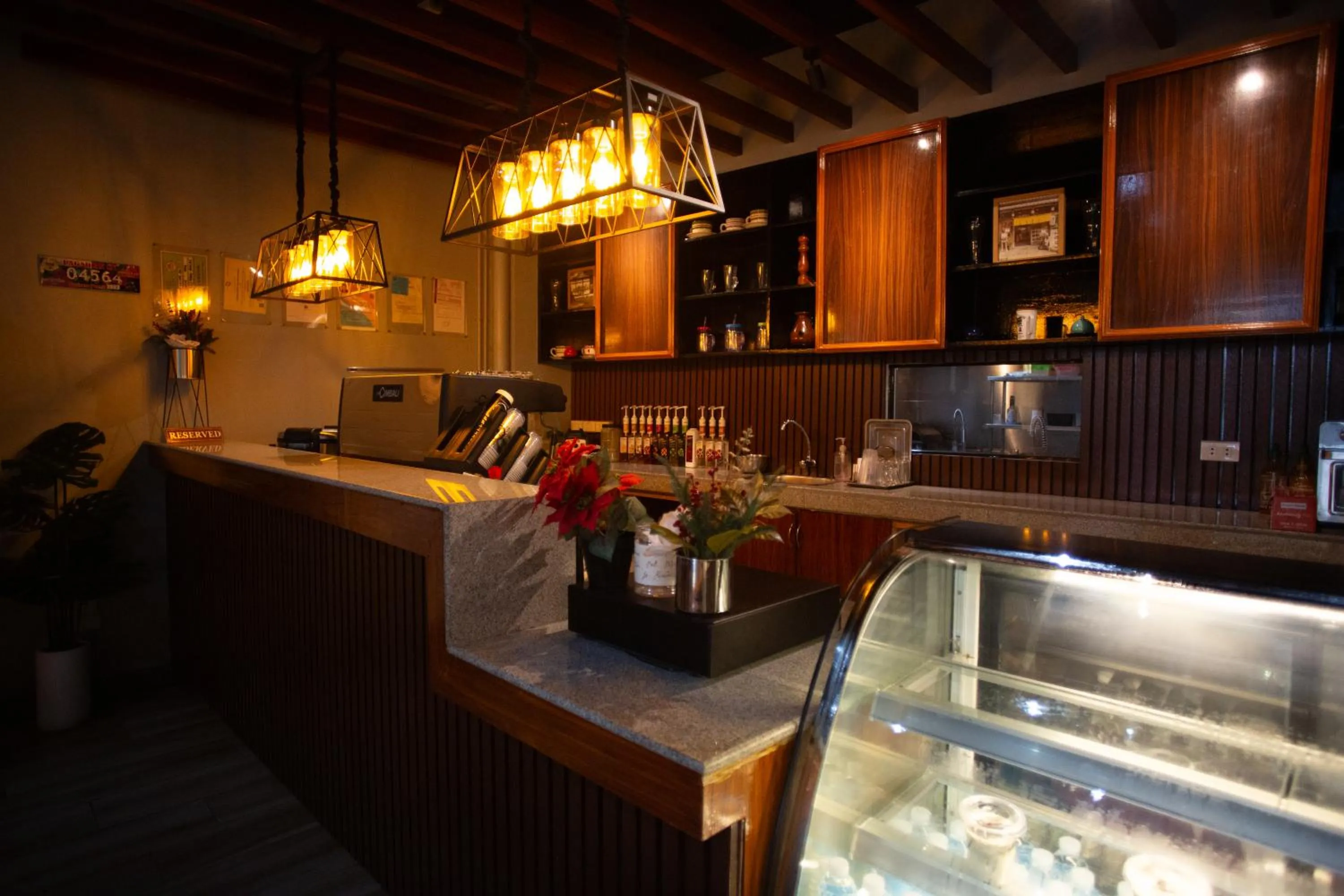 Restaurant/places to eat in Raim Hotel