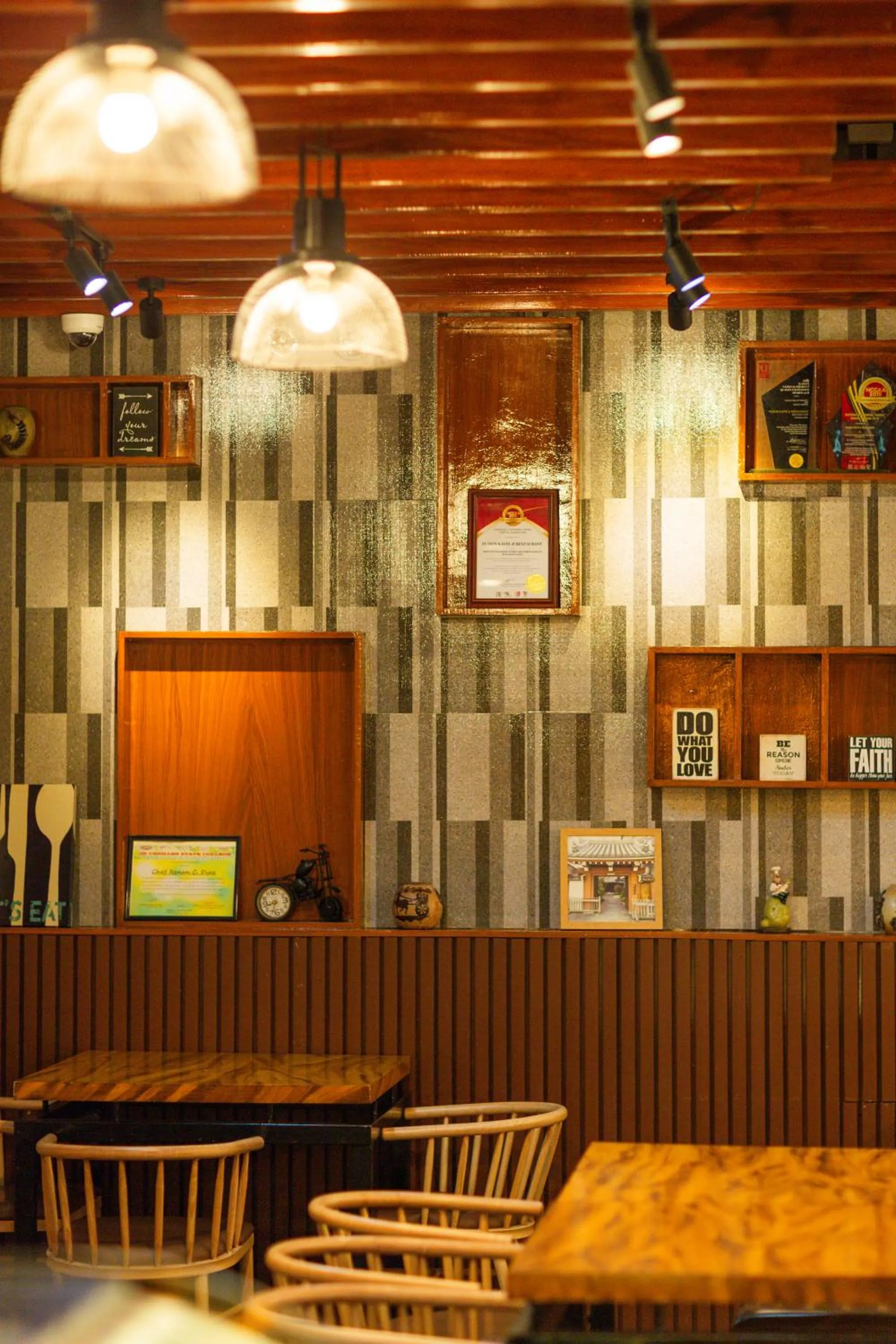 Restaurant/places to eat in Raim Hotel