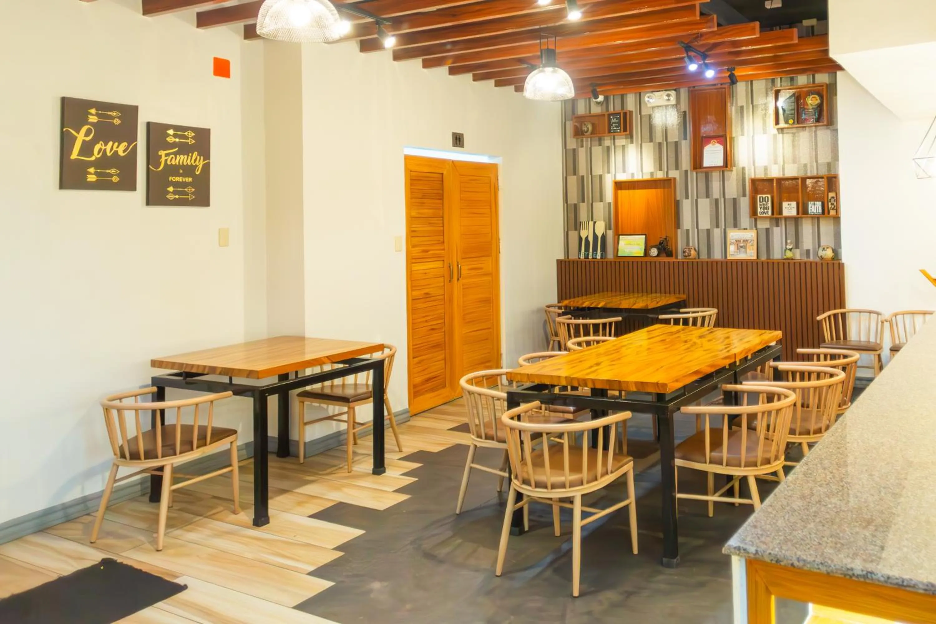 Restaurant/places to eat in Raim Hotel