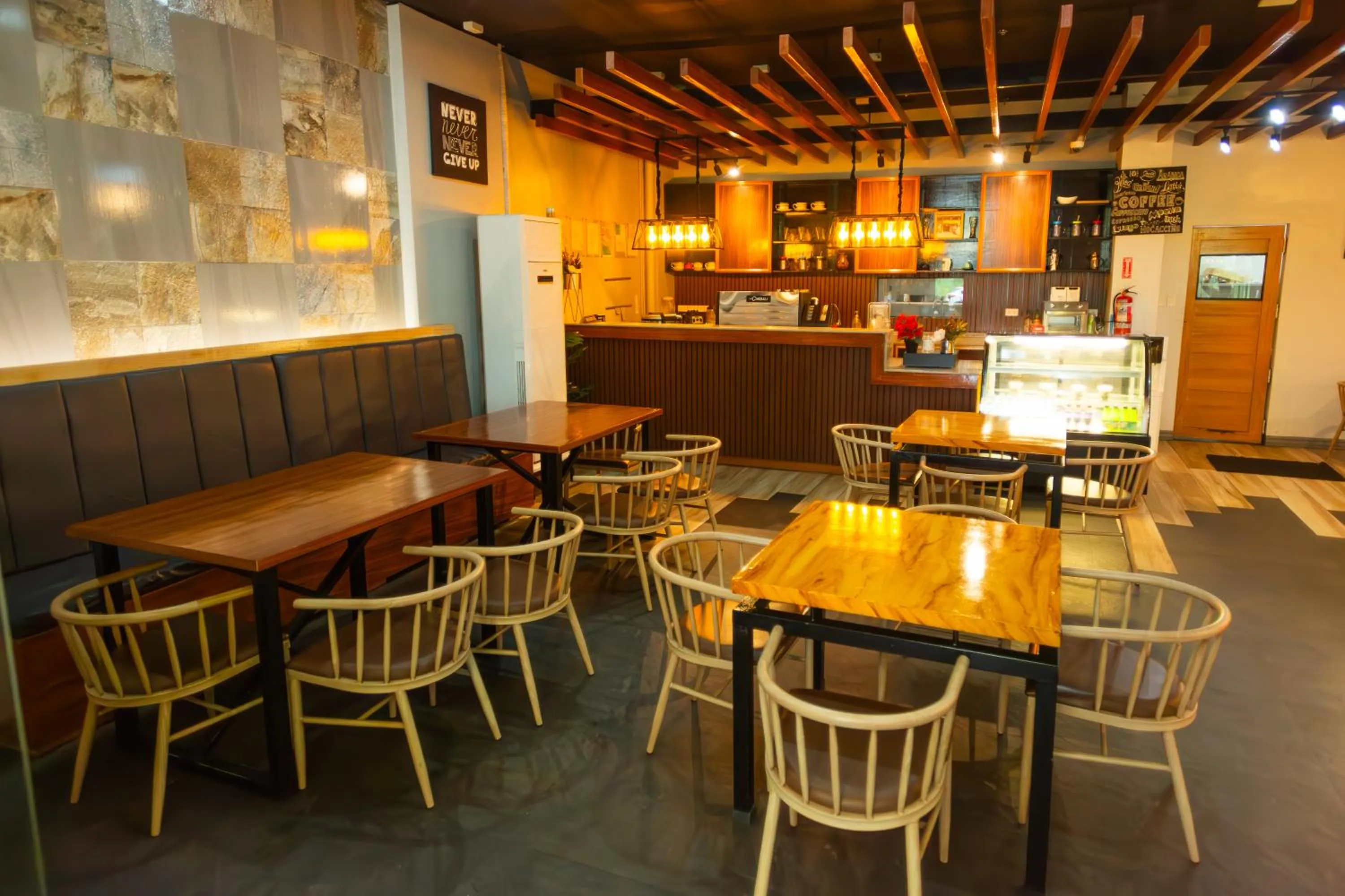 Restaurant/places to eat in Raim Hotel
