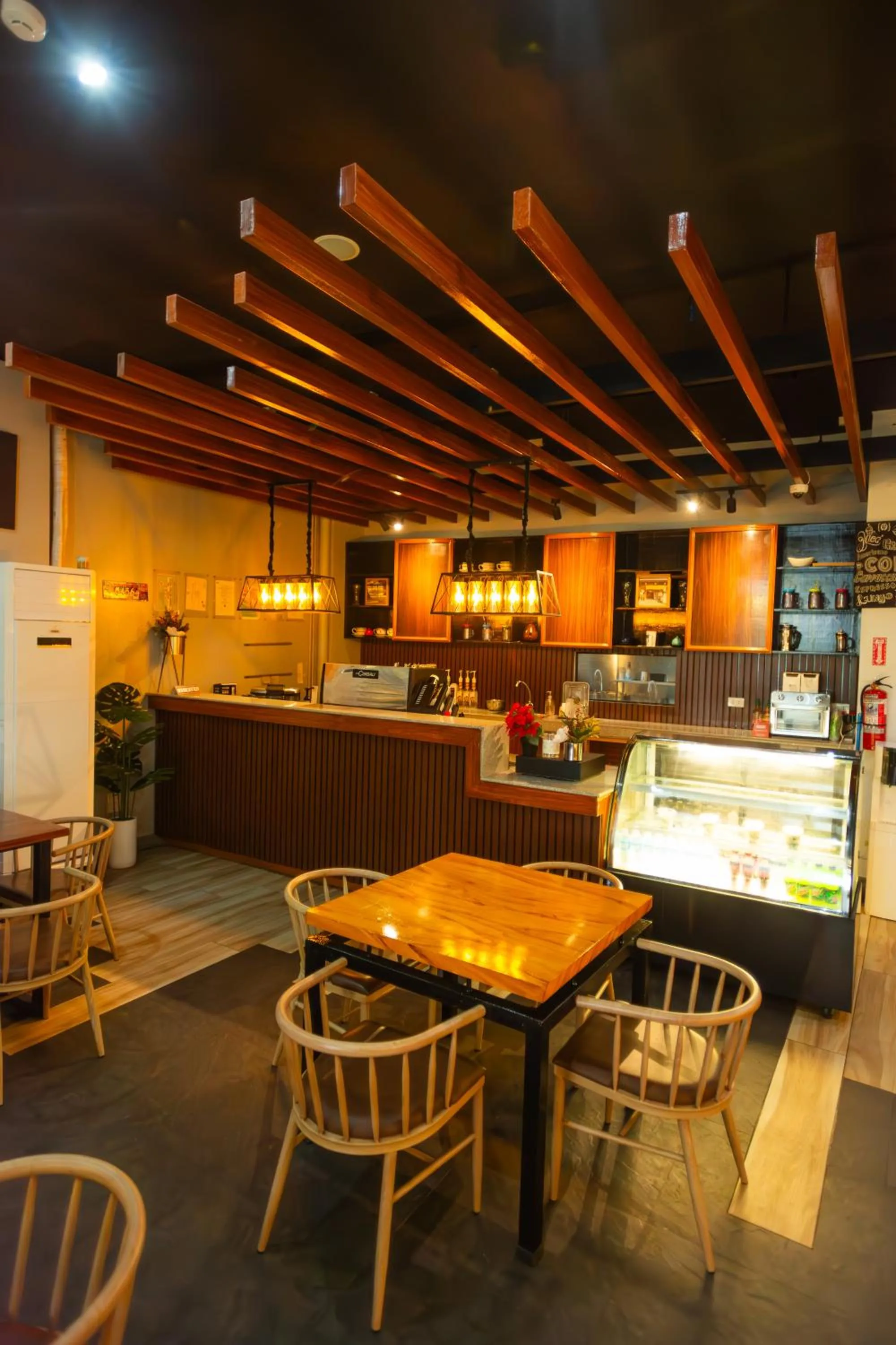 Restaurant/places to eat in Raim Hotel