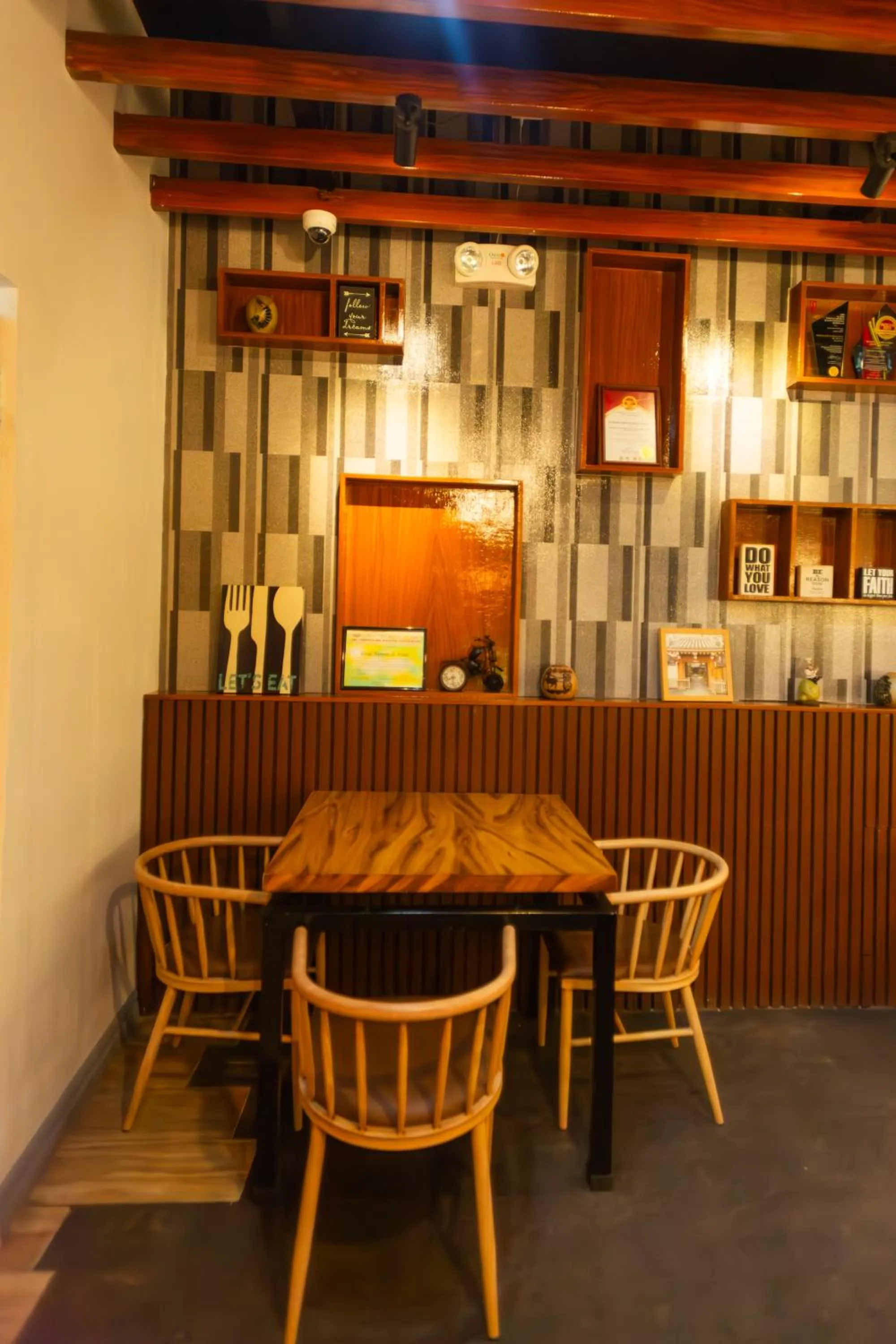 Restaurant/places to eat in Raim Hotel