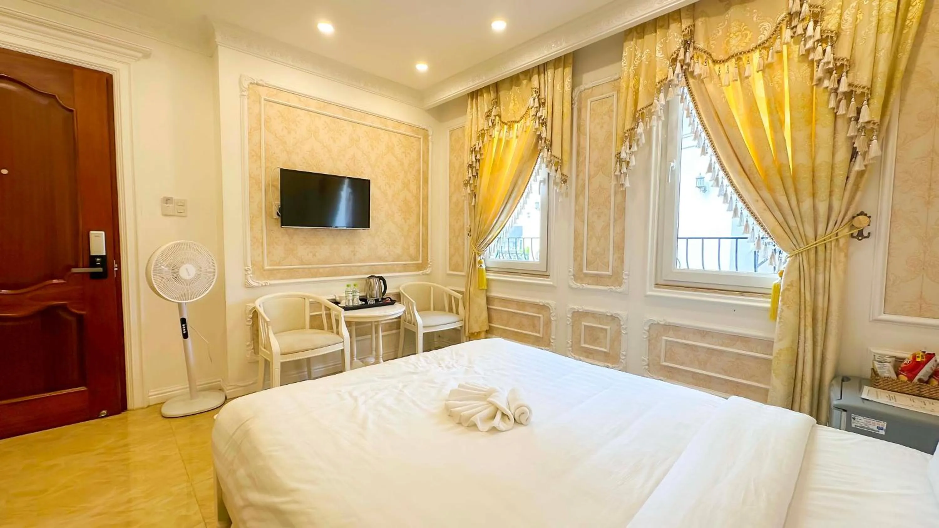 Communal lounge/ TV room, Bed in Da Tuong Luxury Villa Hotel